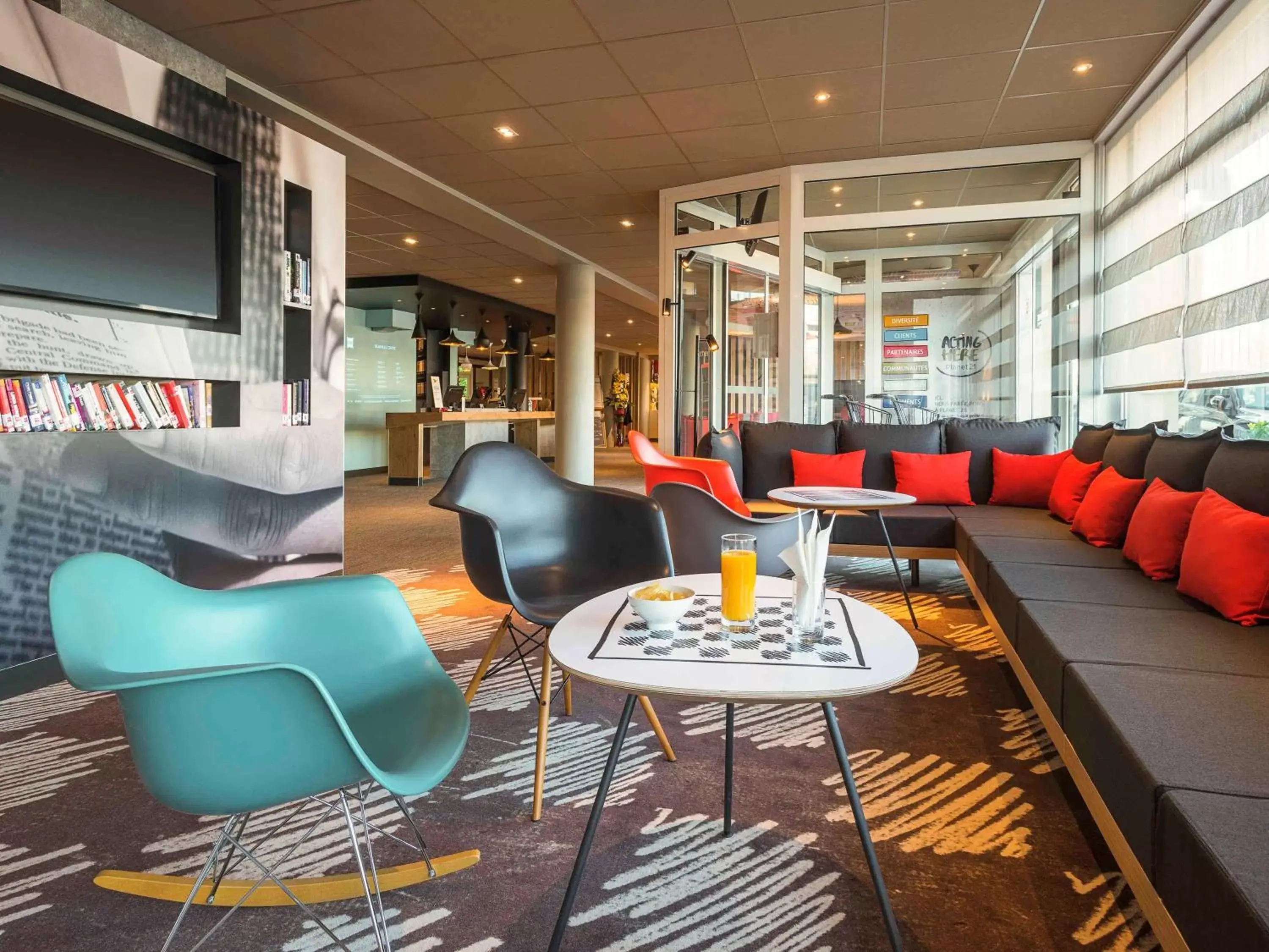 Lounge or bar in ibis Deauville Centre