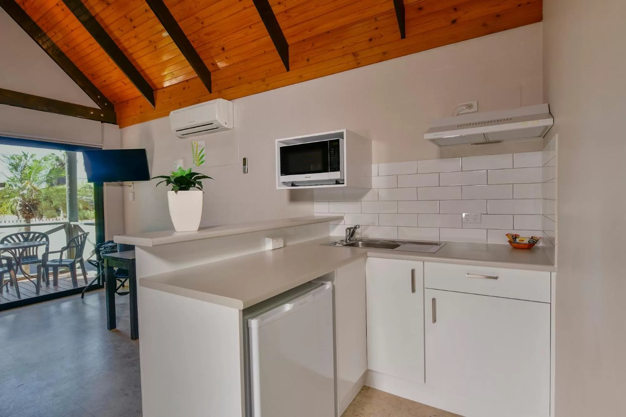 Kitchen or kitchenette in Desert Palms Alice Springs