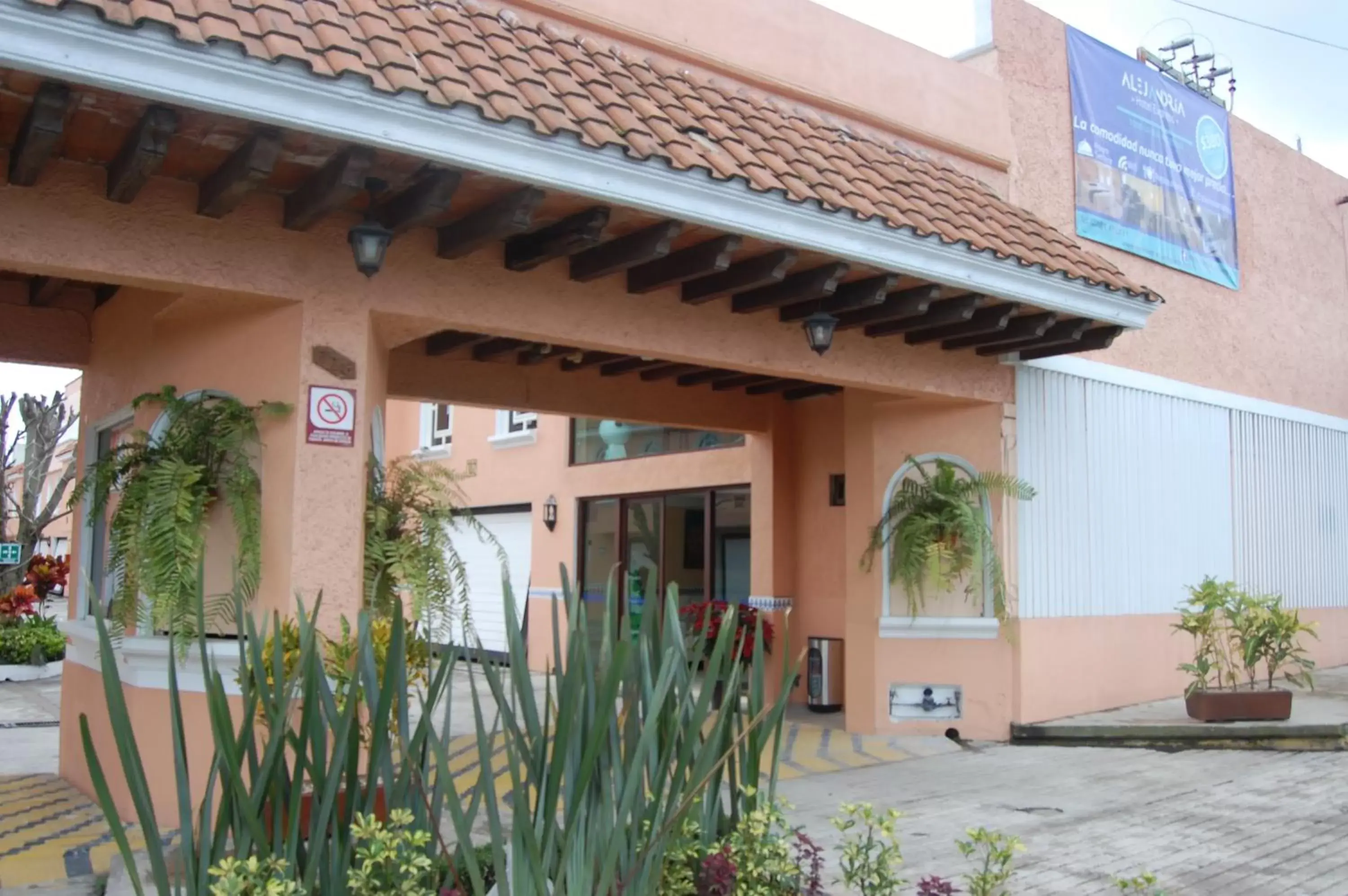 Facade/entrance, Property Building in Hotel Express Alejandría