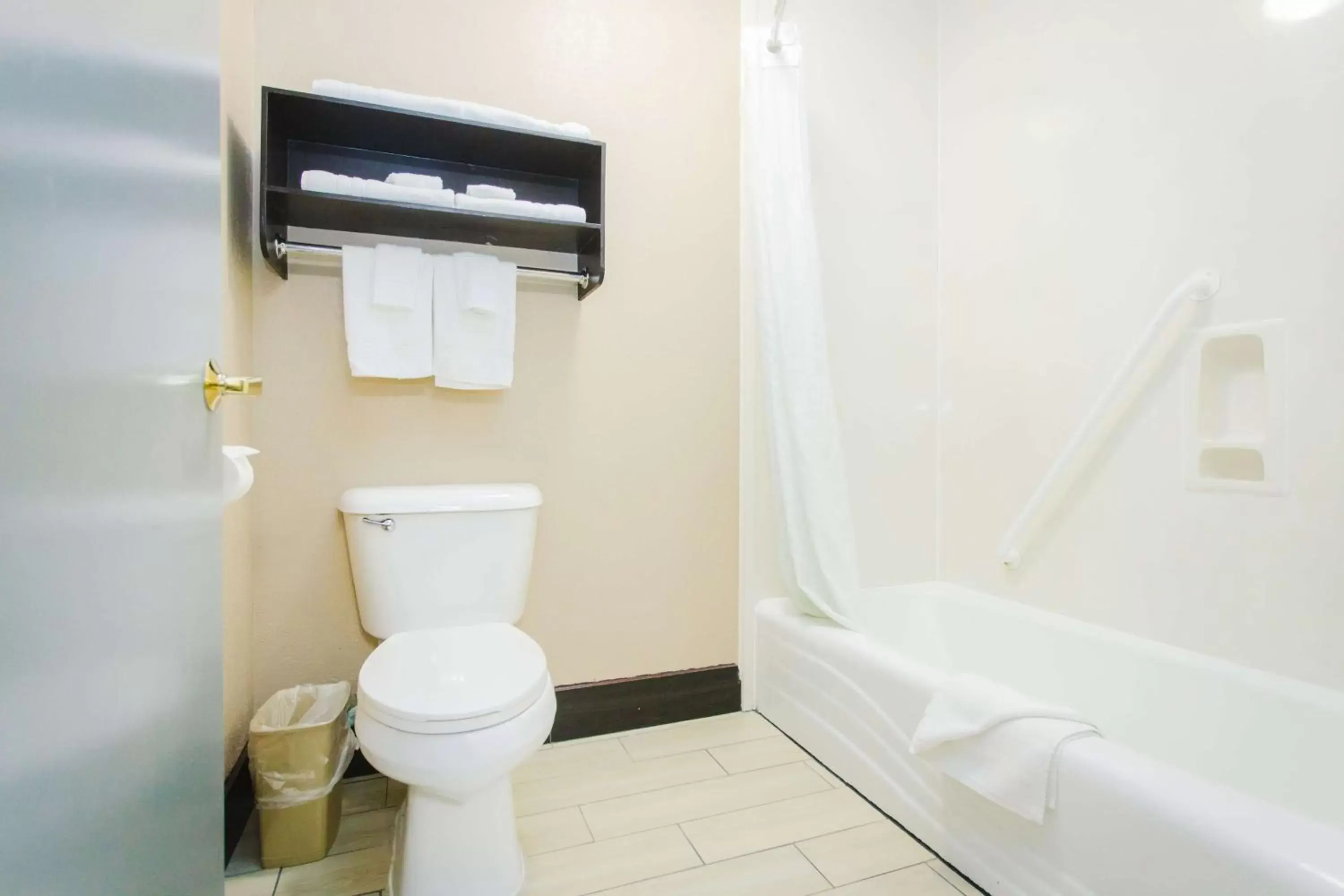 Bathroom in Days Inn by Wyndham Rosenberg