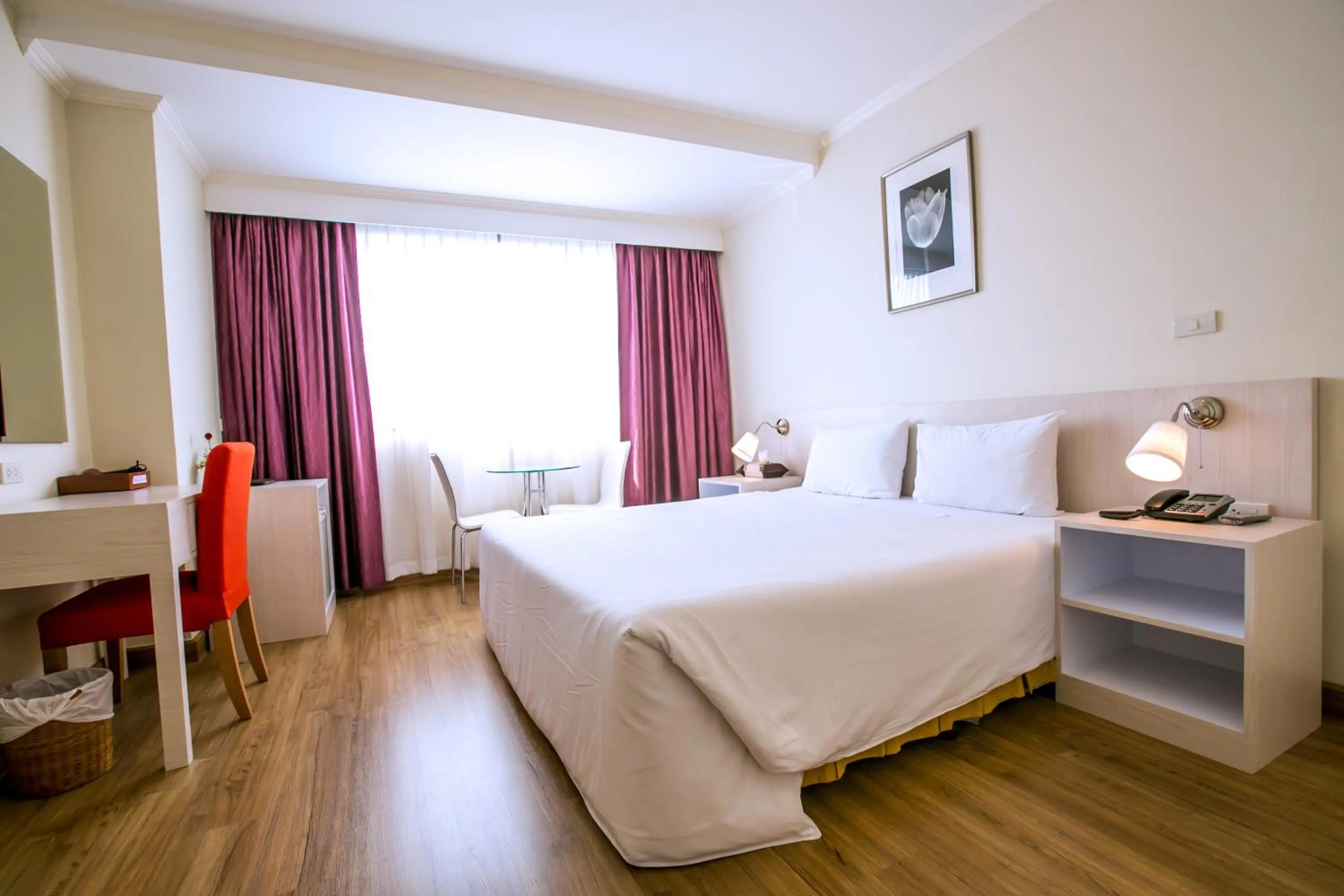 Photo of the whole room, Bed in Elizabeth Hotel