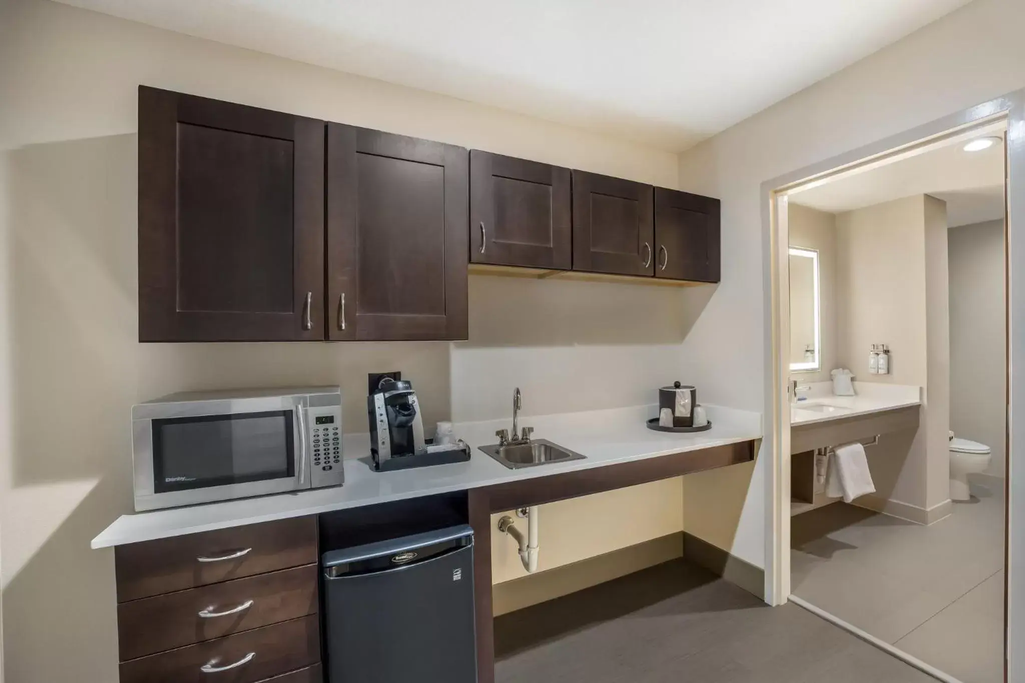 Photo of the whole room, Kitchen/Kitchenette in Holiday Inn Express Hotel & Suites Perry, an IHG Hotel