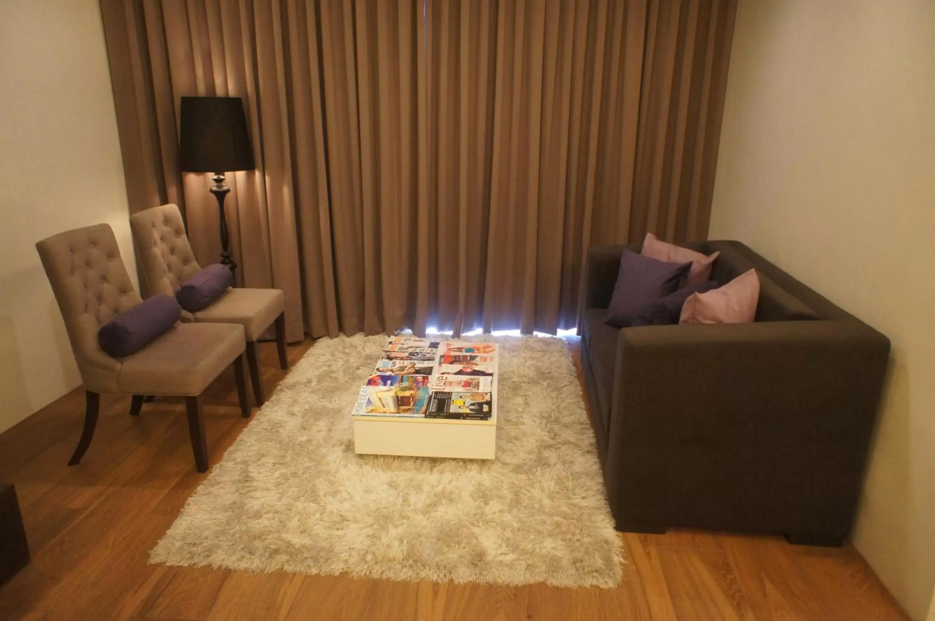 Living room, Seating Area in Lenox Hotel