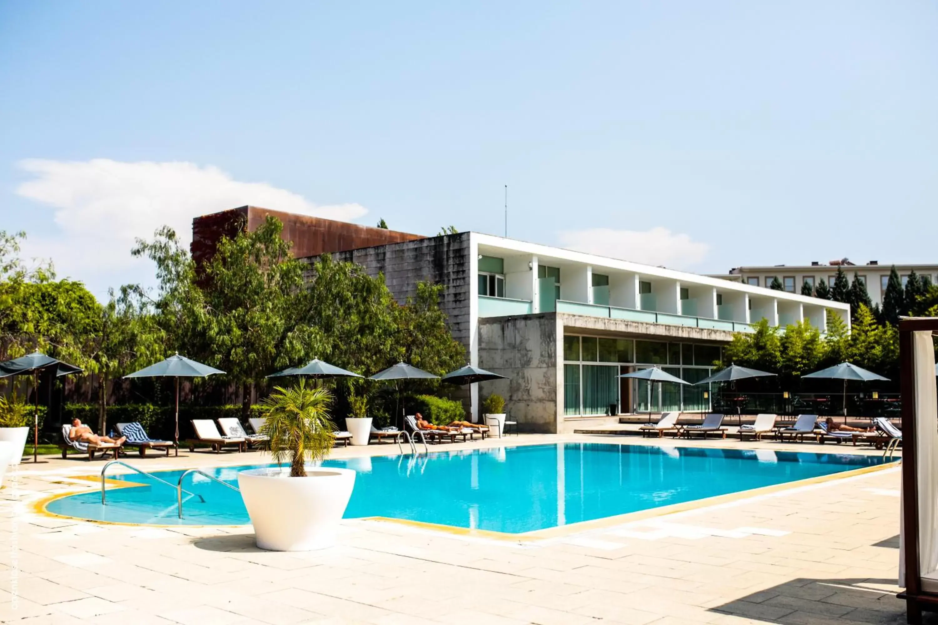 Property building, Swimming Pool in Hotel Quinta das Lagrimas - Small Luxury Hotels