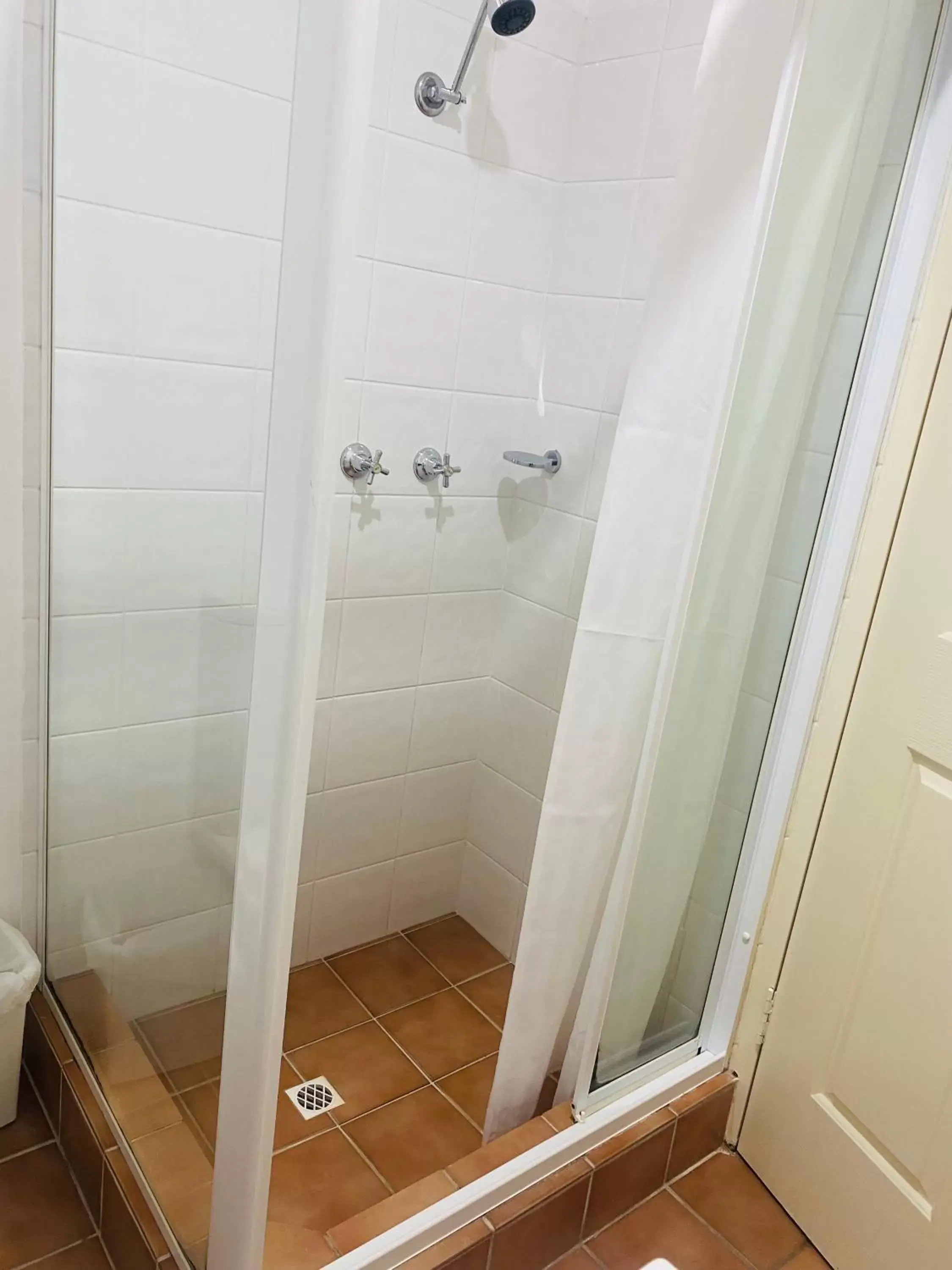 Shower, Bathroom in Buccaneer Motel