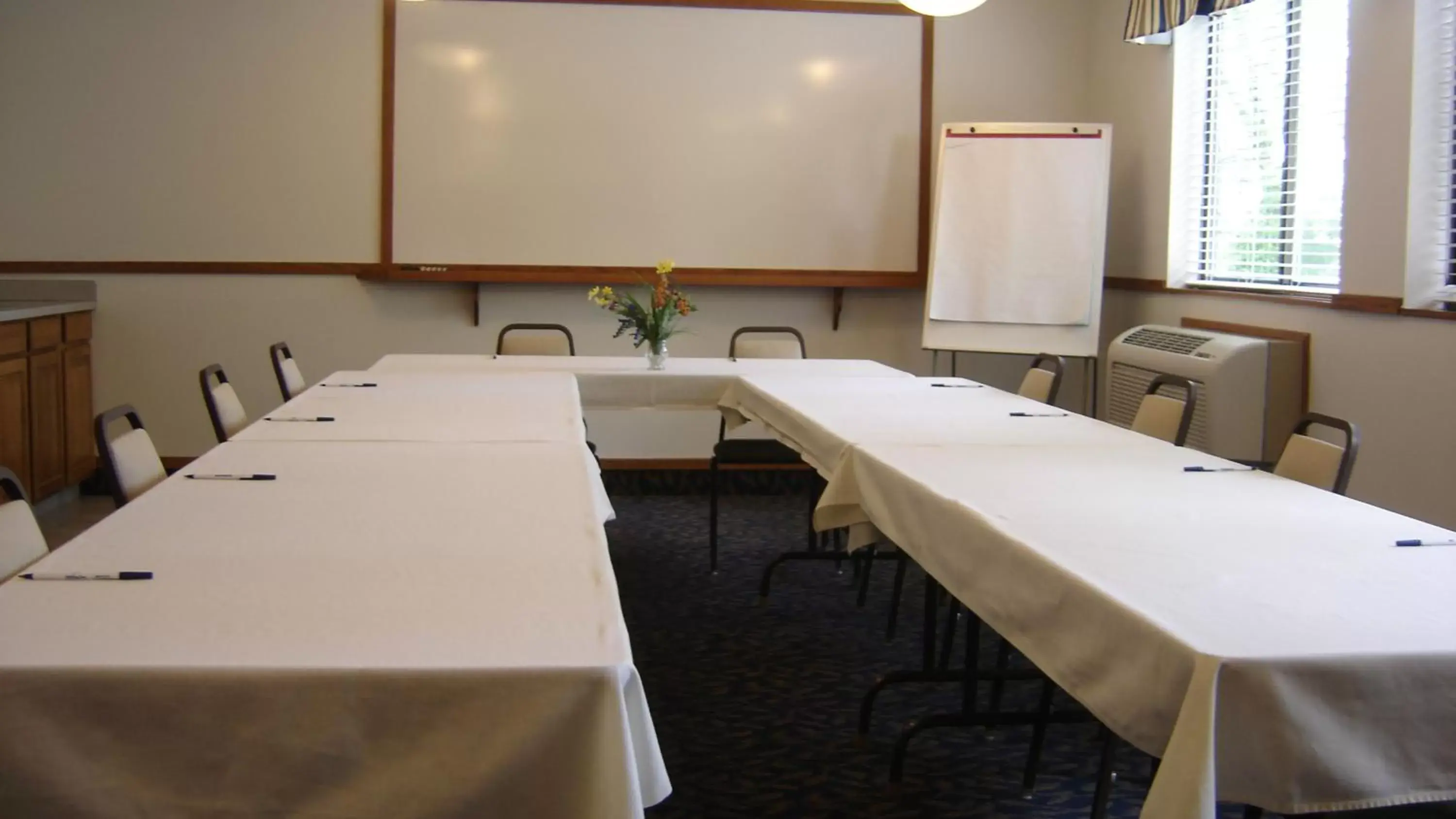 Meeting/conference room in SureStay Plus by Best Western Fremont I-69