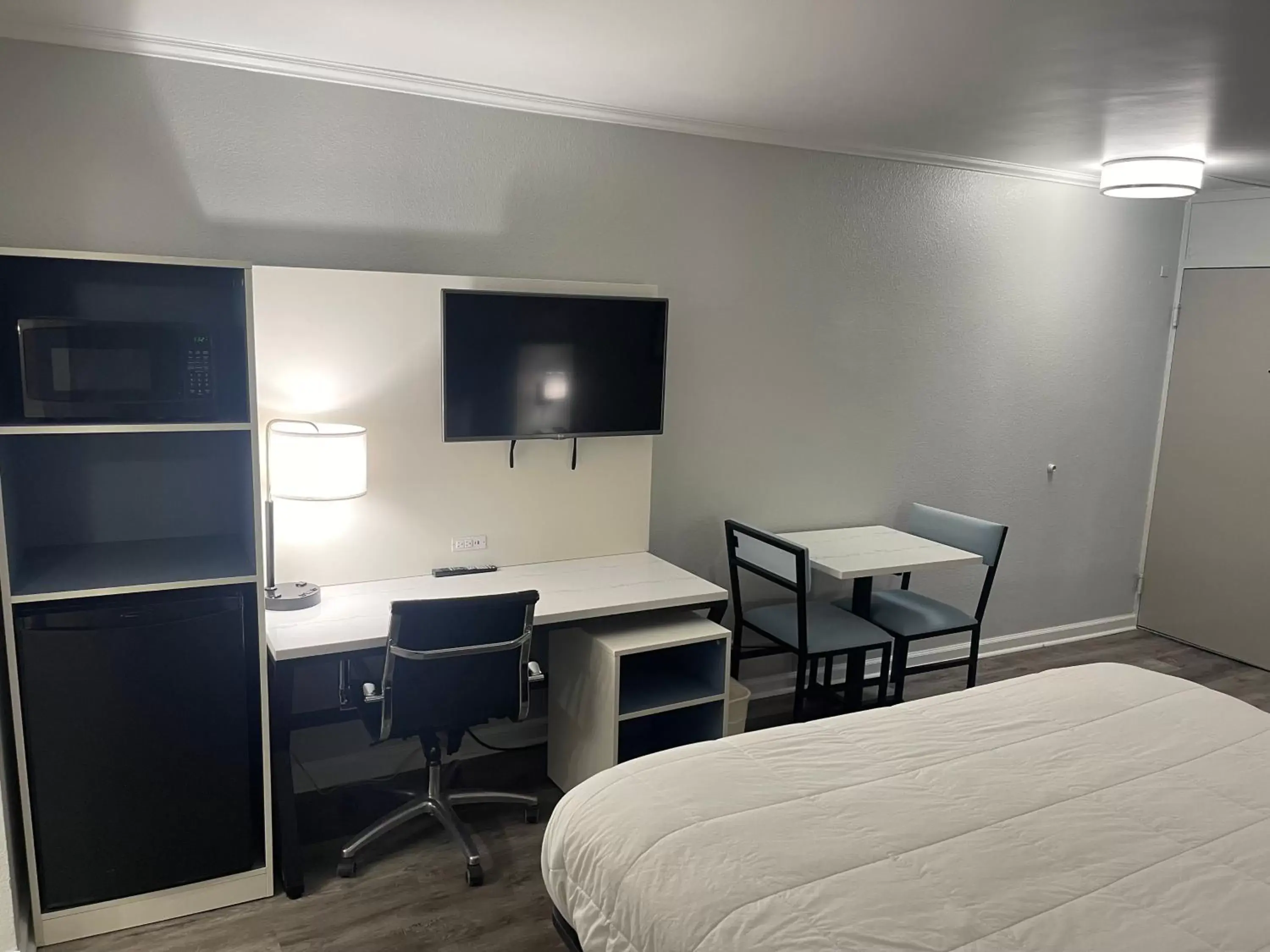 TV and multimedia, TV/Entertainment Center in Quality Inn & Suites Georgetown