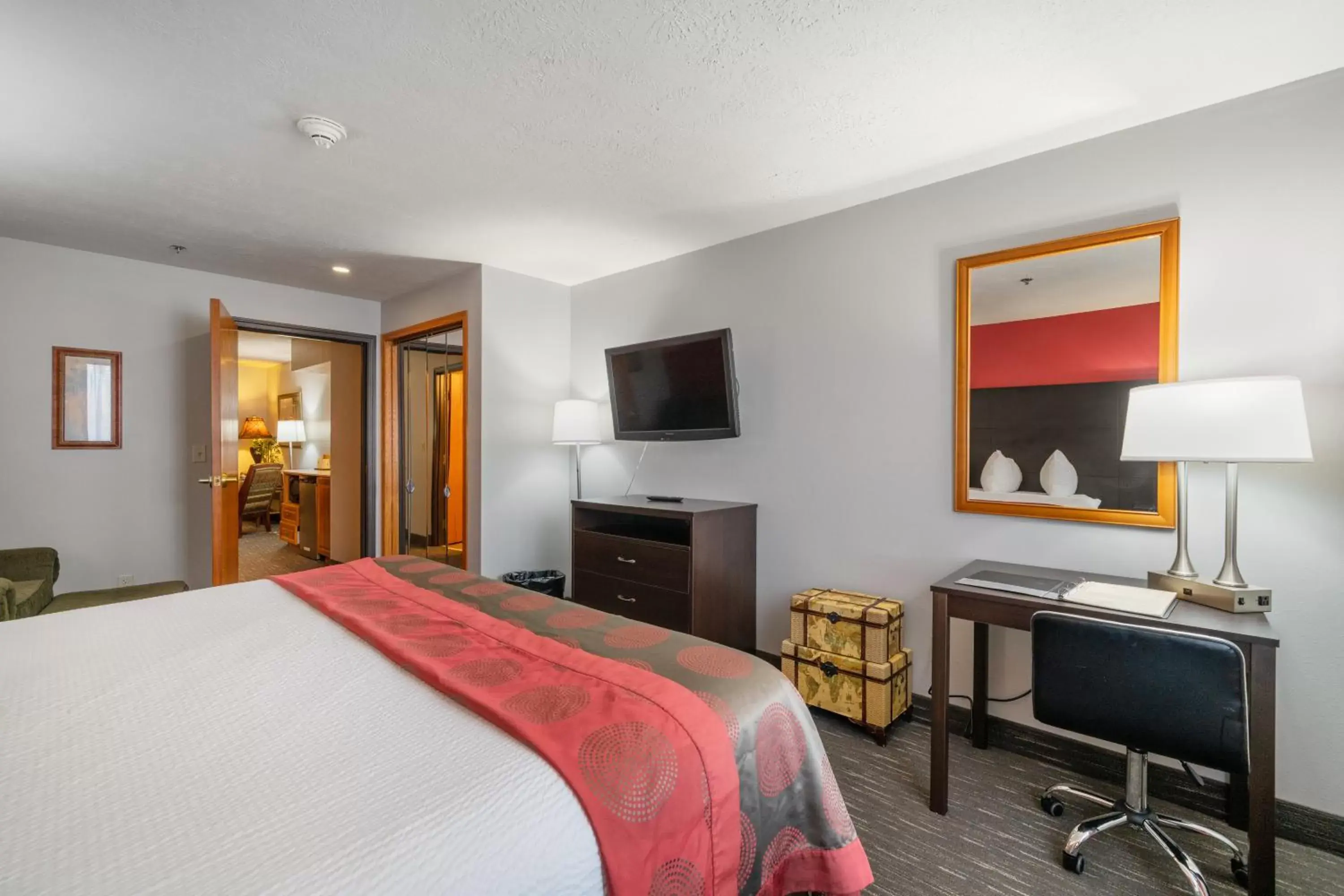 Bedroom, TV/Entertainment Center in Ramada by Wyndham Sioux Falls Airport - Waterpark Resort & Event Center