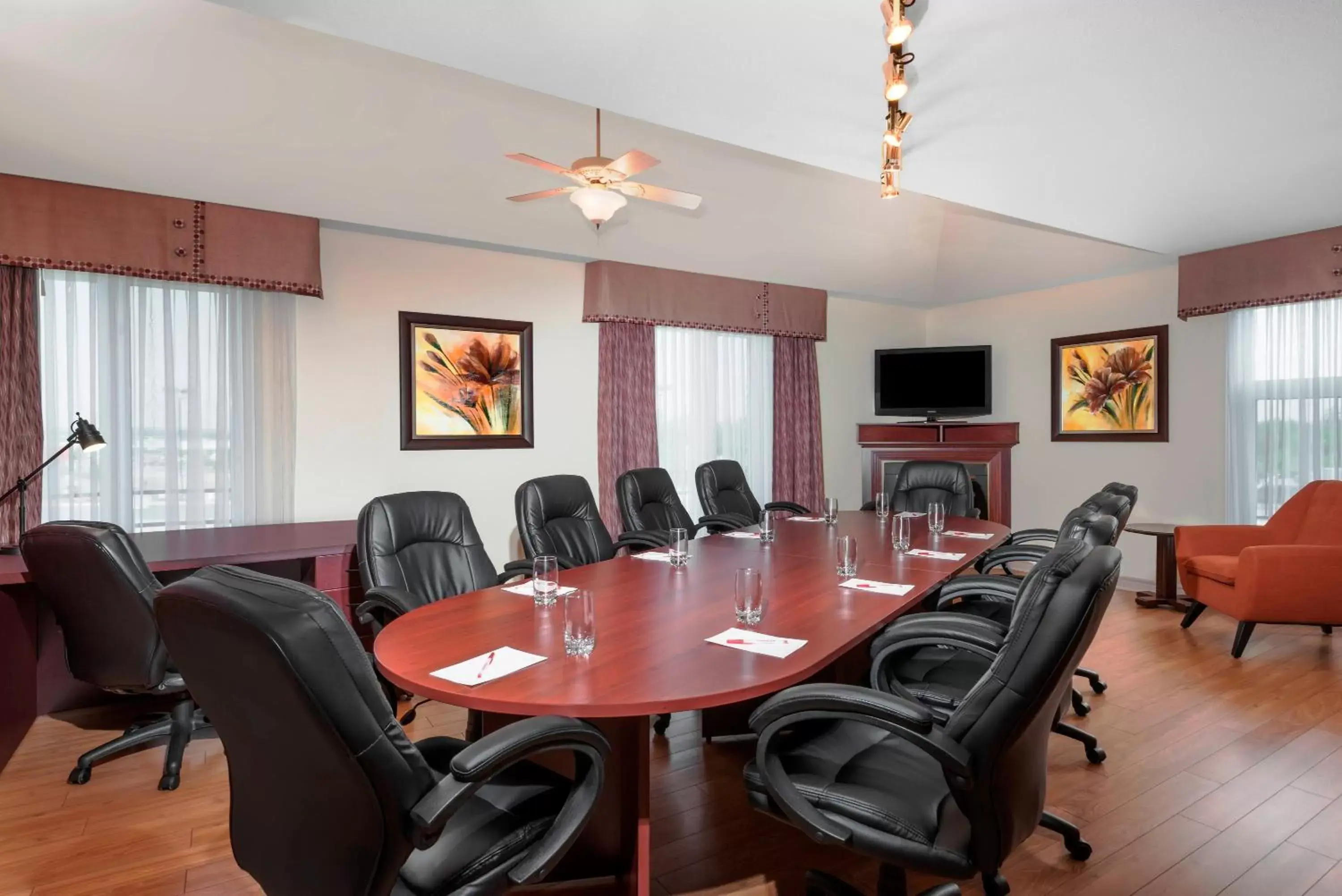Meeting/conference room in Ramada Plaza by Wyndham Gatineau/Manoir du Casino