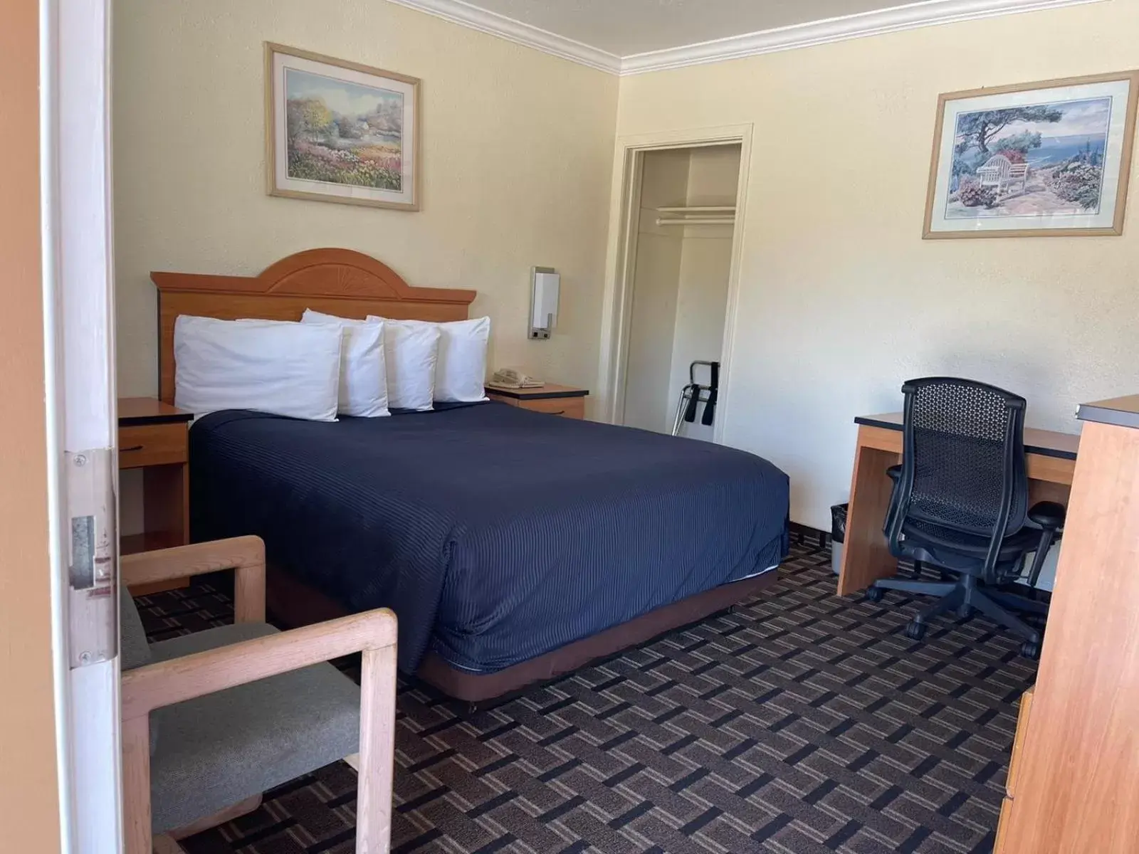 Bedroom, Bed in Riverside Inn & Suites Santa Cruz