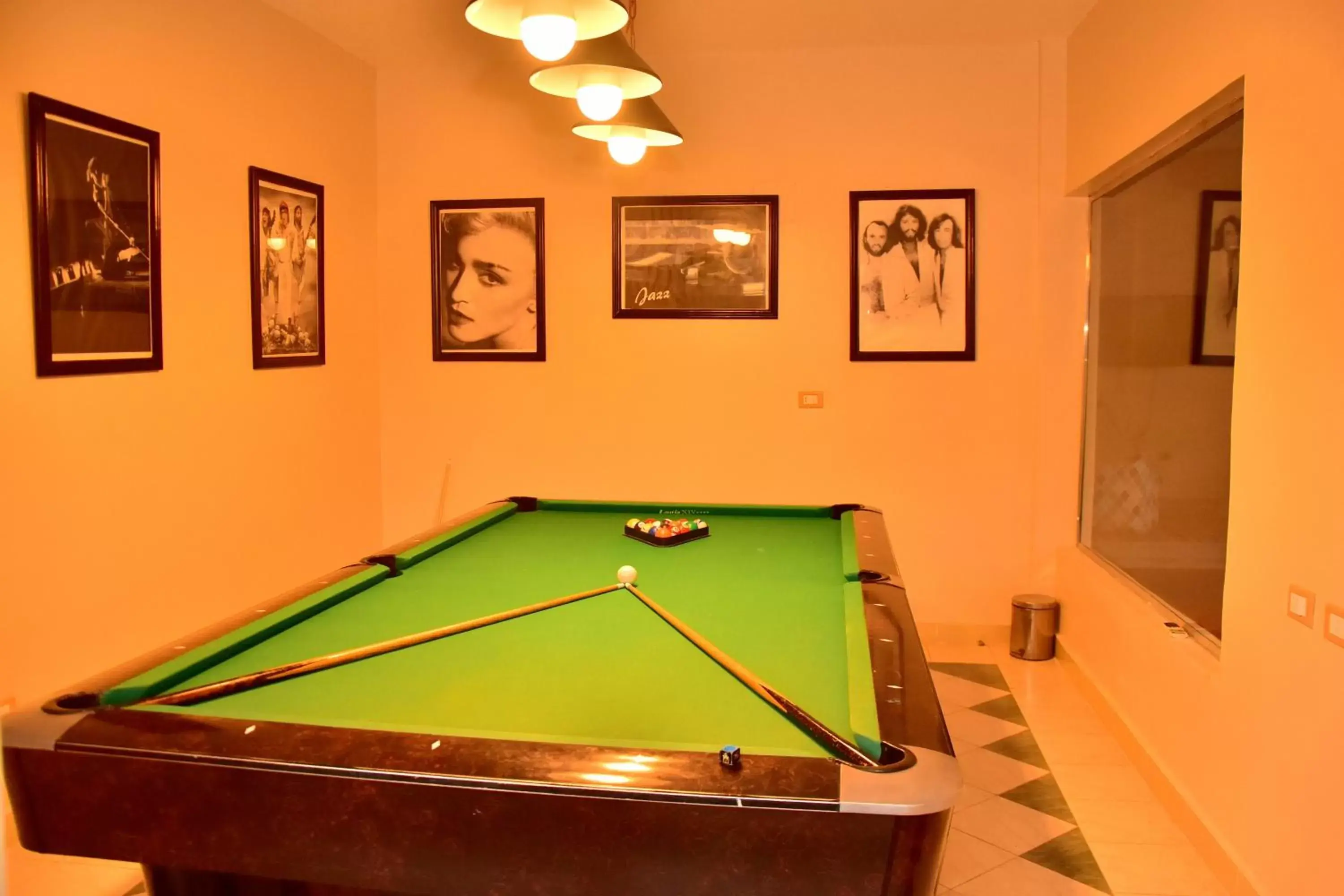 Game Room, Billiards in Dive Inn Resort