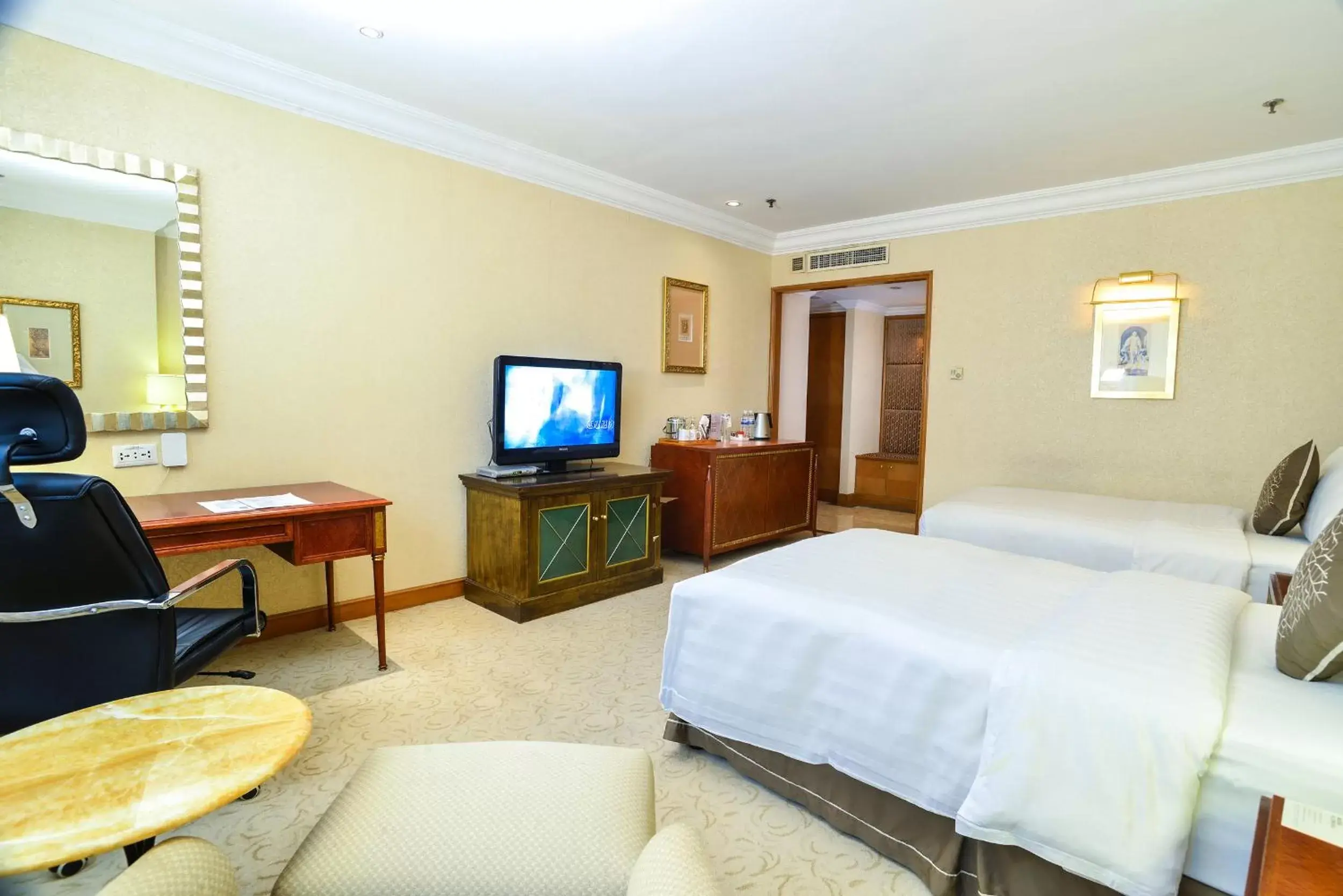 Photo of the whole room, TV/Entertainment Center in Crowne Plaza Qingdao, an IHG Hotel