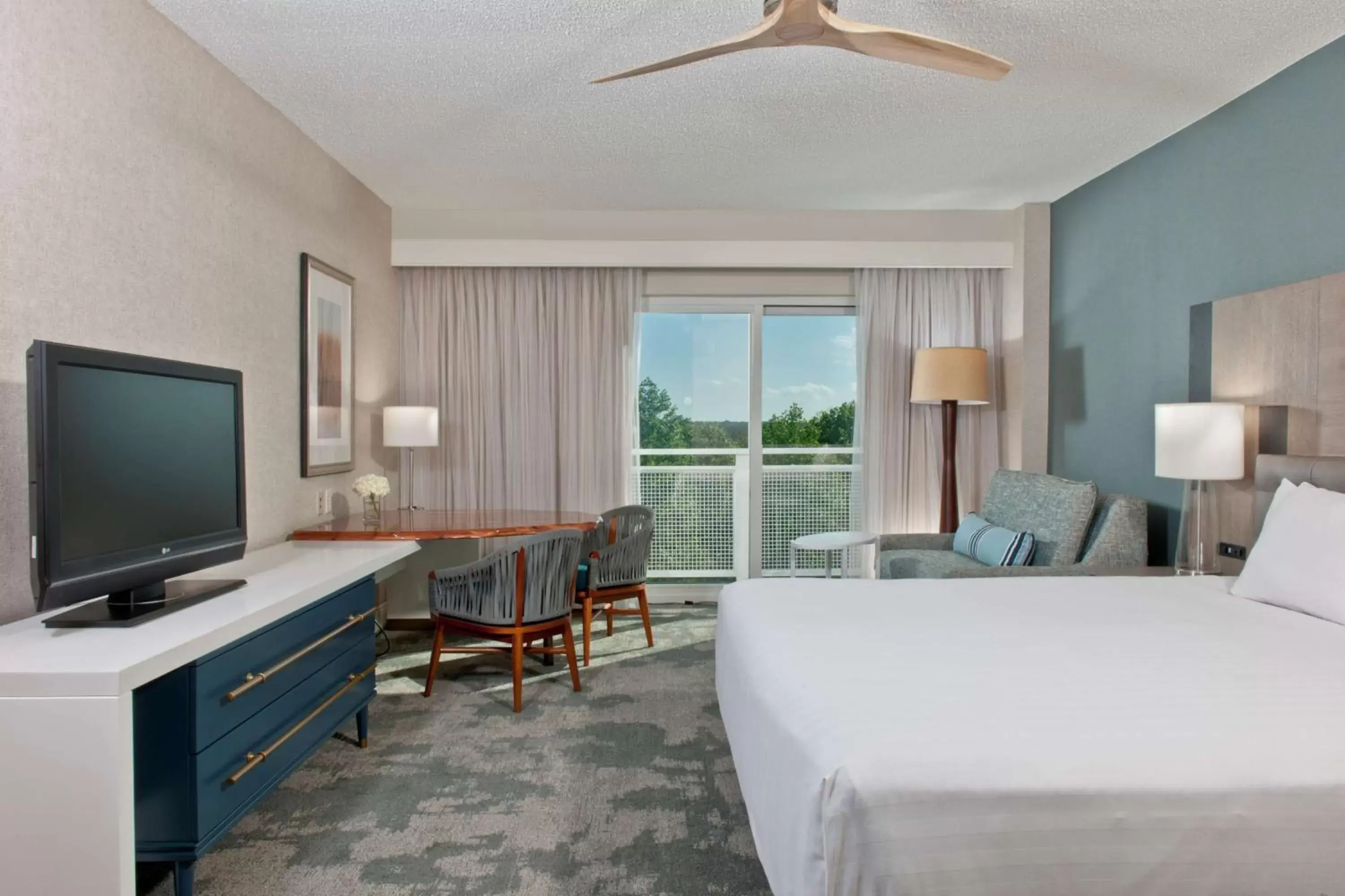Bedroom, TV/Entertainment Center in Hyatt Regency Chesapeake Bay Golf Resort, Spa & Marina