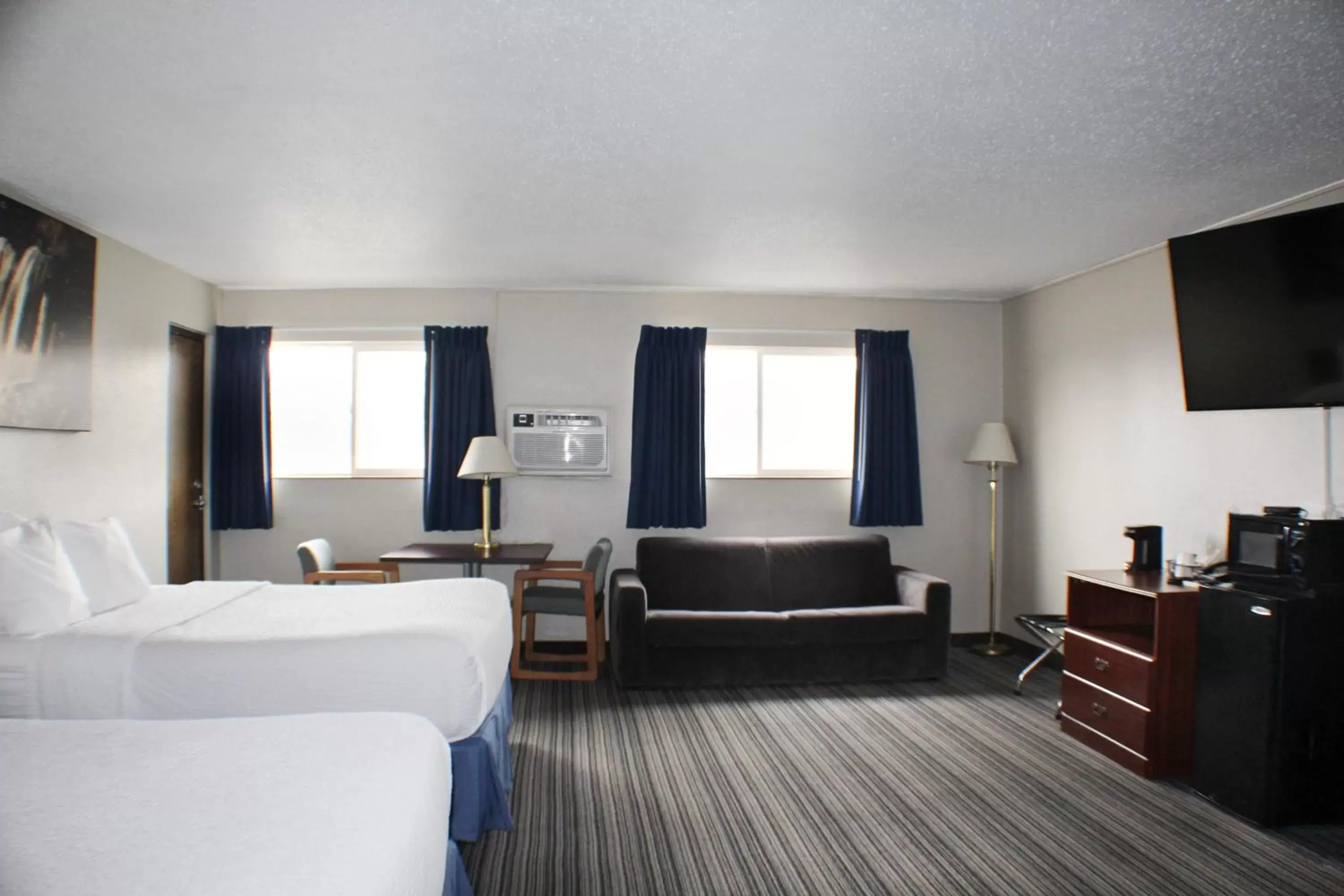 Bed, Seating Area in Days Inn by Wyndham Sioux Falls
