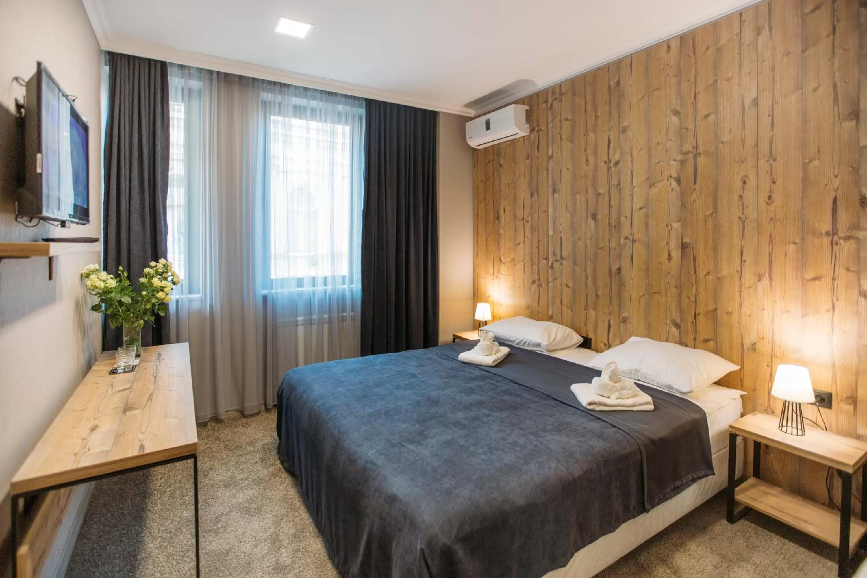 Bed in Old Side Corner