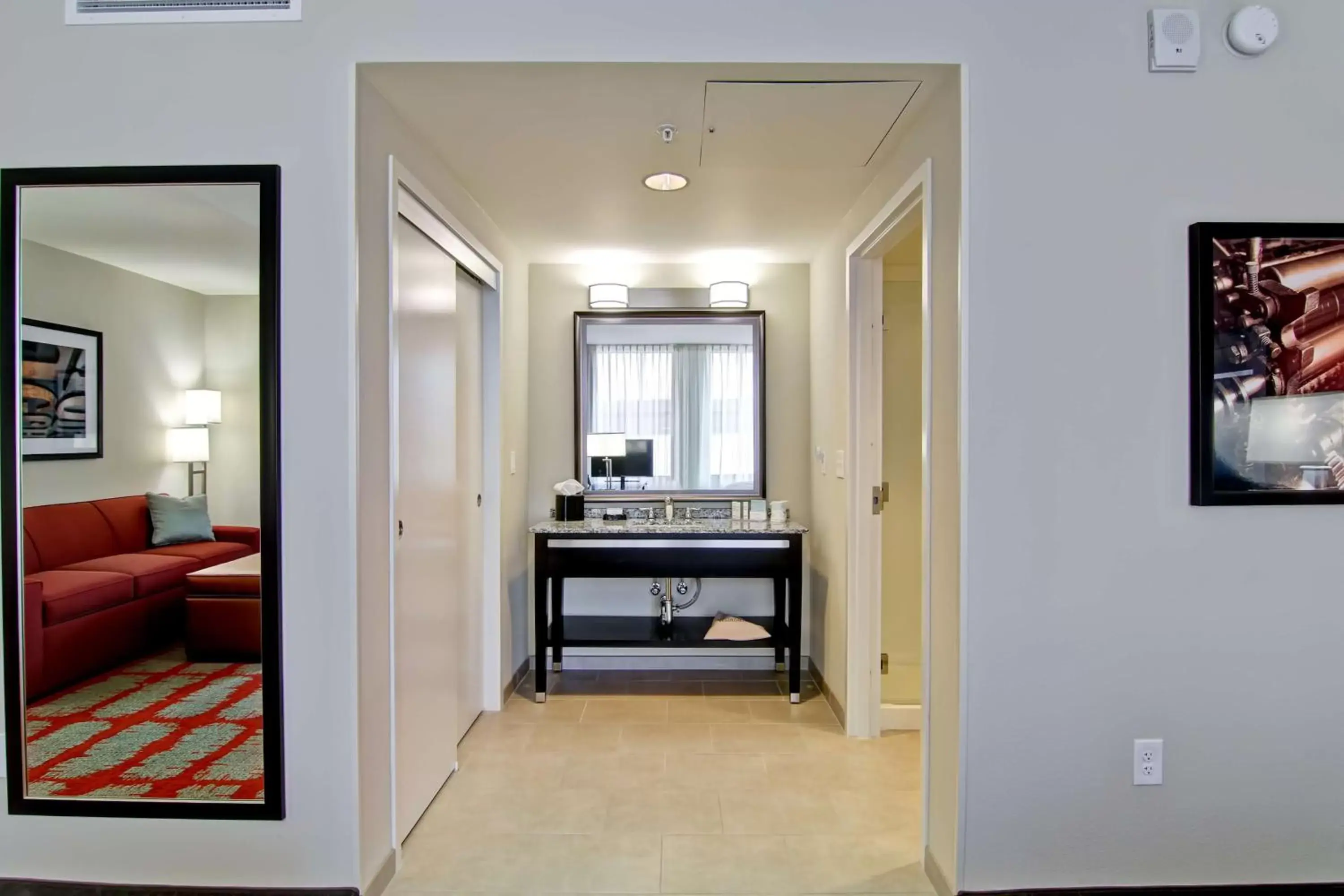 Bathroom, Seating Area in Hampton Inn and Suites Cincinnati - Downtown