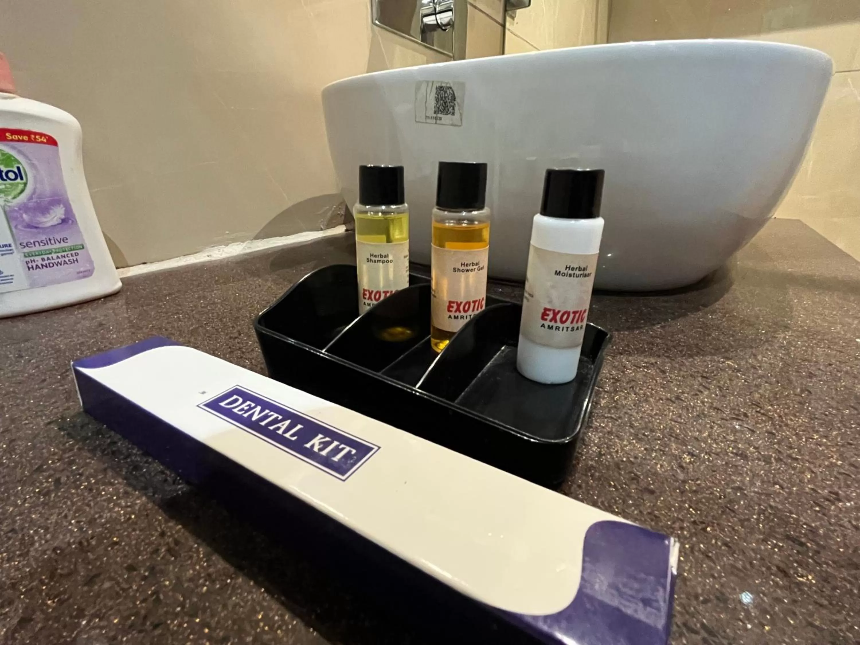 Bathroom in Hotel Exotic - 5 min walk from Golden Temple