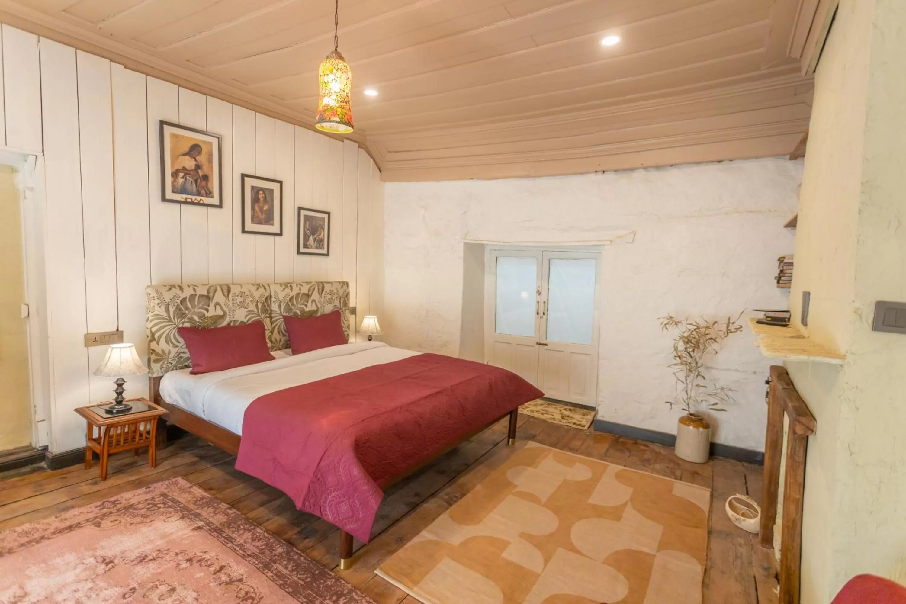 Photo of the whole room, Bed in Seclude Shimla, Taraview