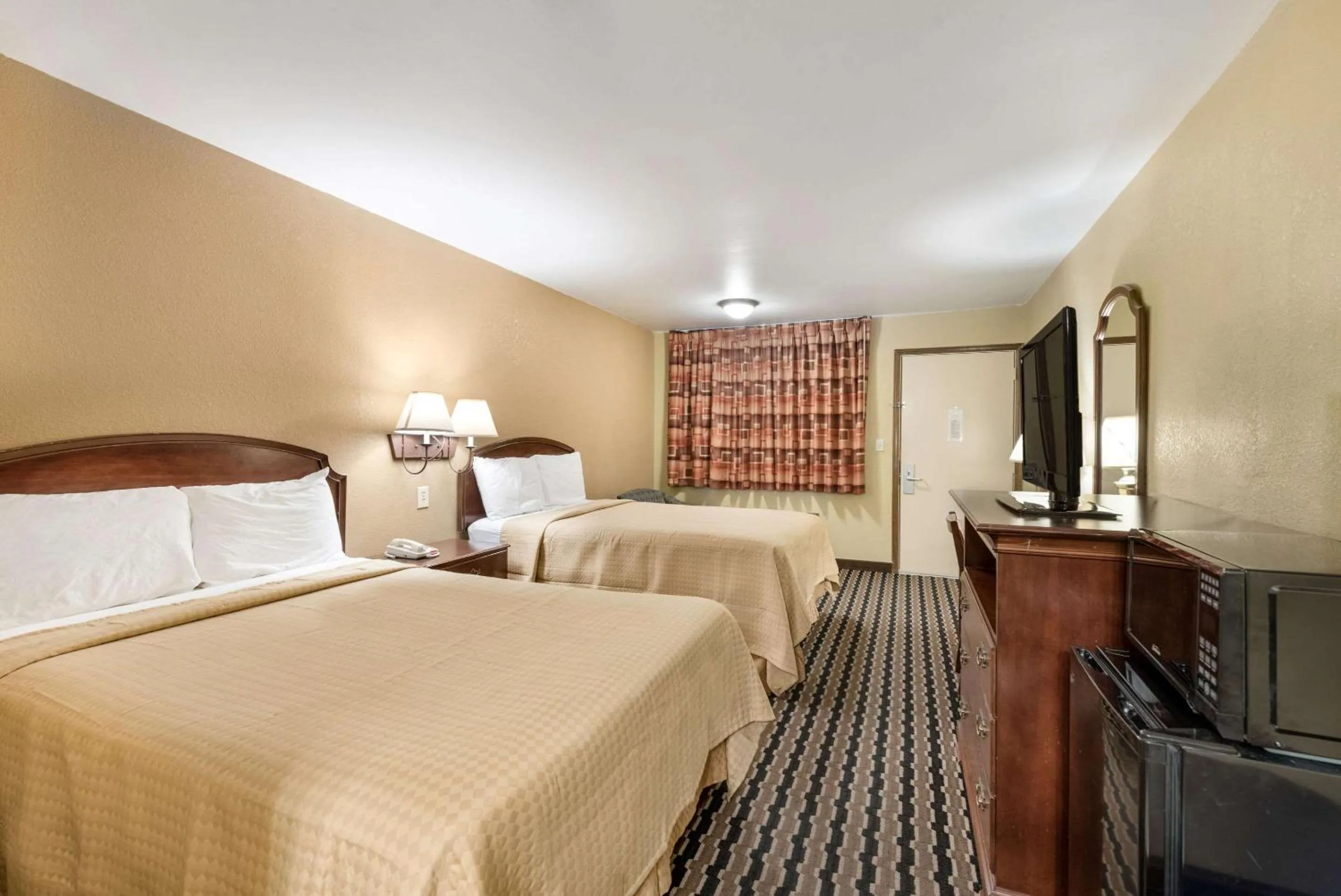 Photo of the whole room, Bed in Rodeway Inn Columbus West
