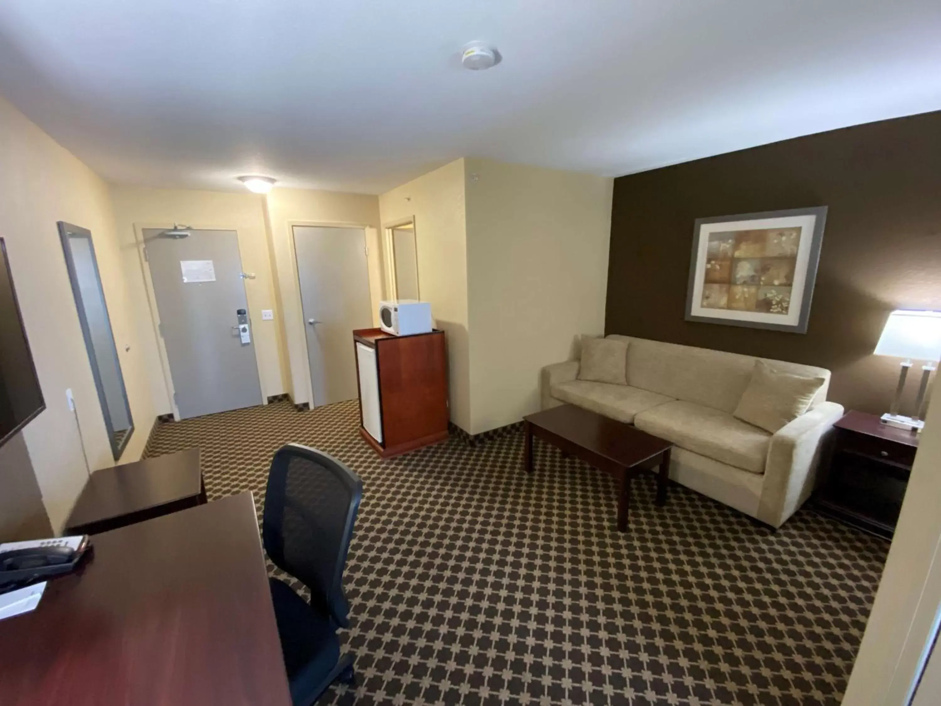 Living room, Seating Area in Best Western Strathmore Inn