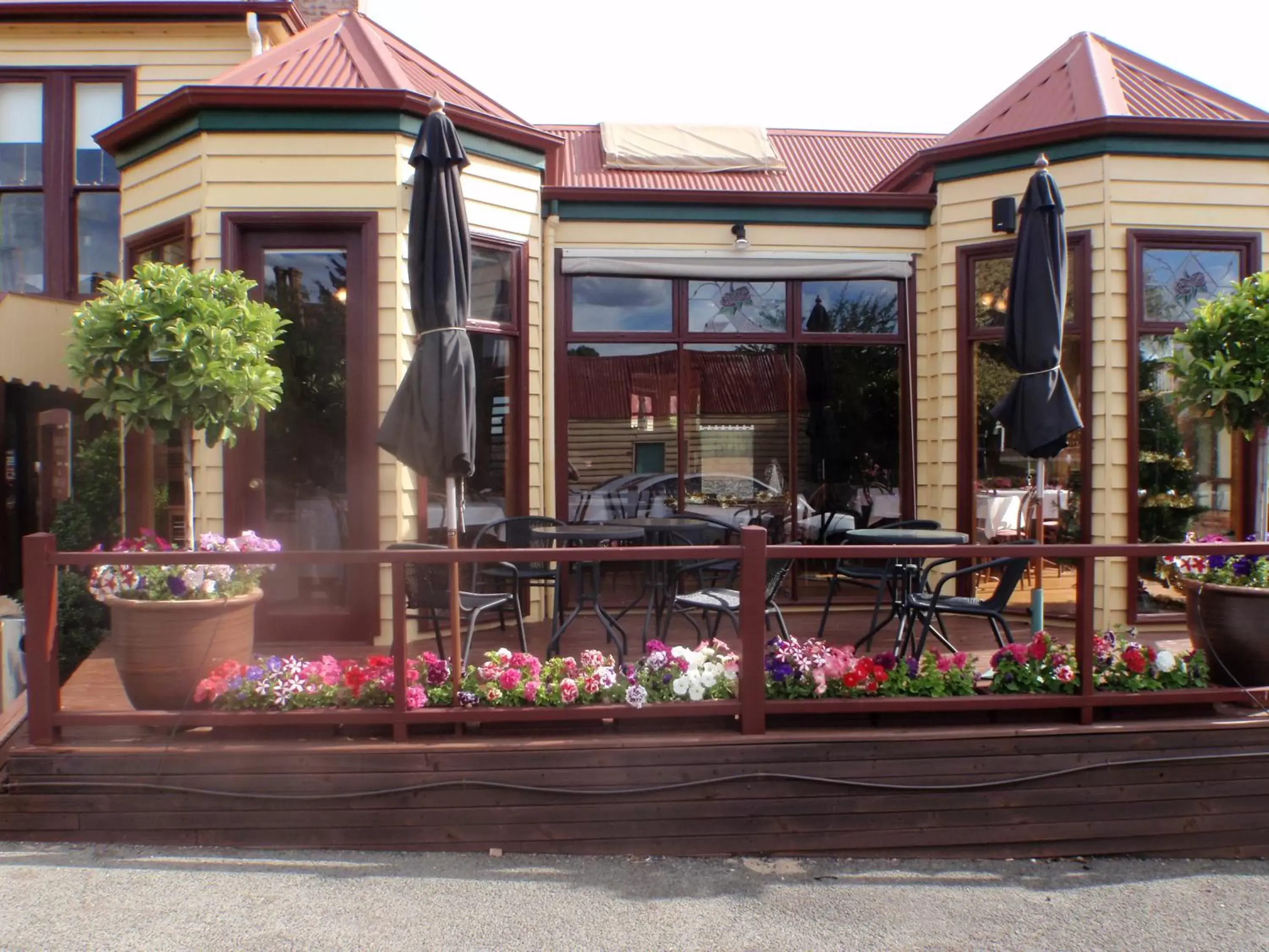 Facade/entrance in Central Springs Inn