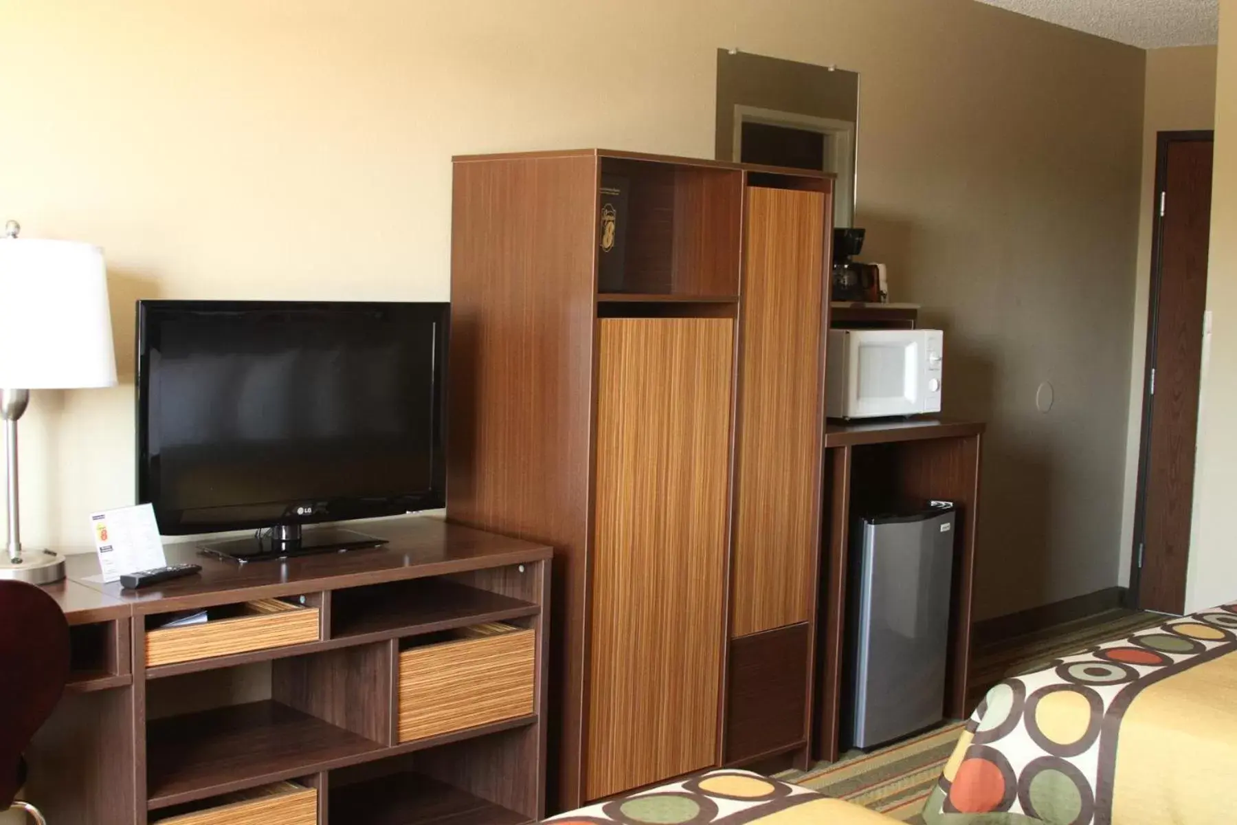 TV and multimedia, TV/Entertainment Center in Super 8 by Wyndham Montrose