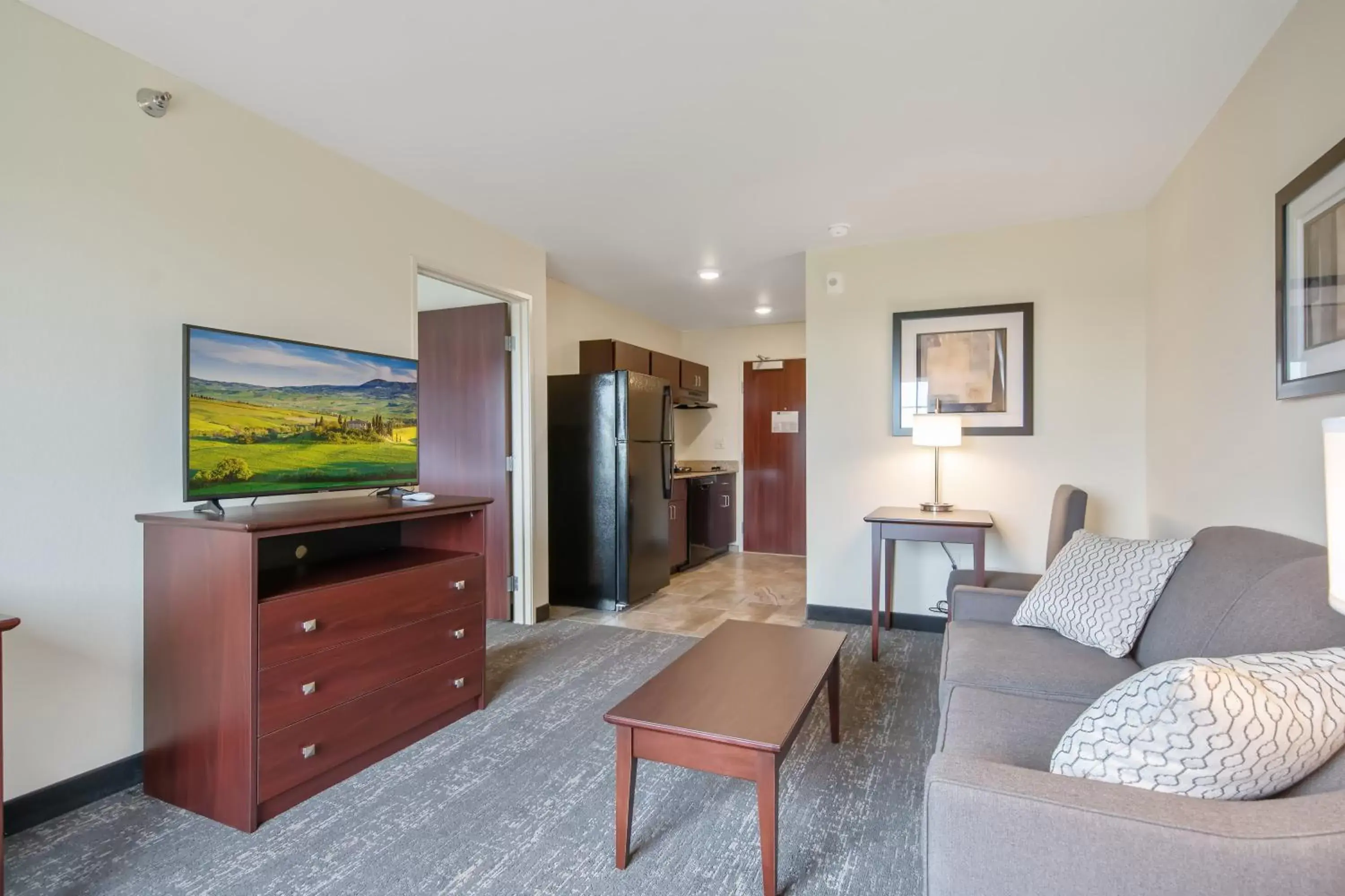 Kitchen or kitchenette, Seating Area in Cobblestone Hotel & Suites - Austin