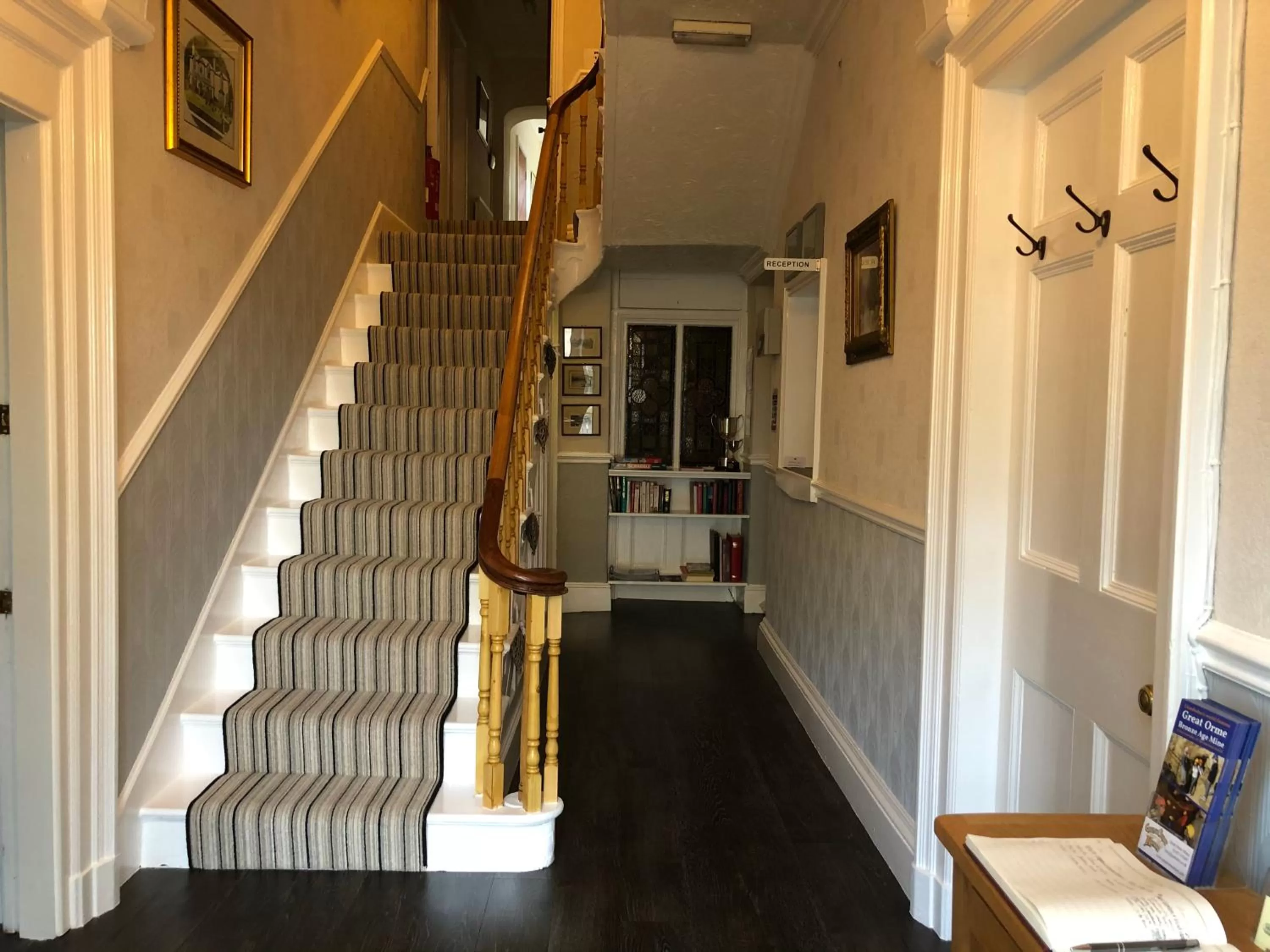 Kitchen/Kitchenette in Bron Menai Guest House