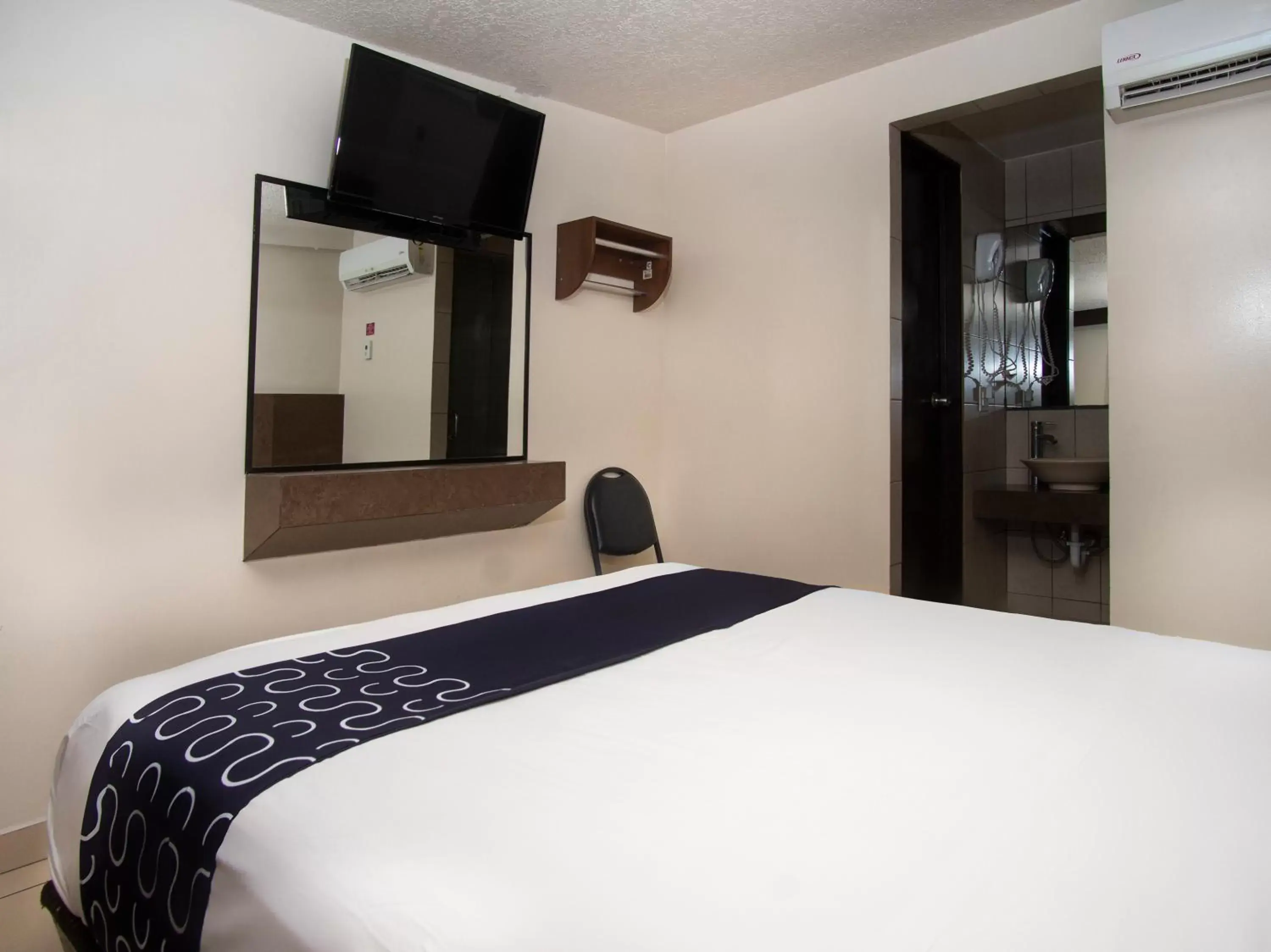 TV and multimedia, Bed in CAPITAL O Hotel Rose, Ensenada