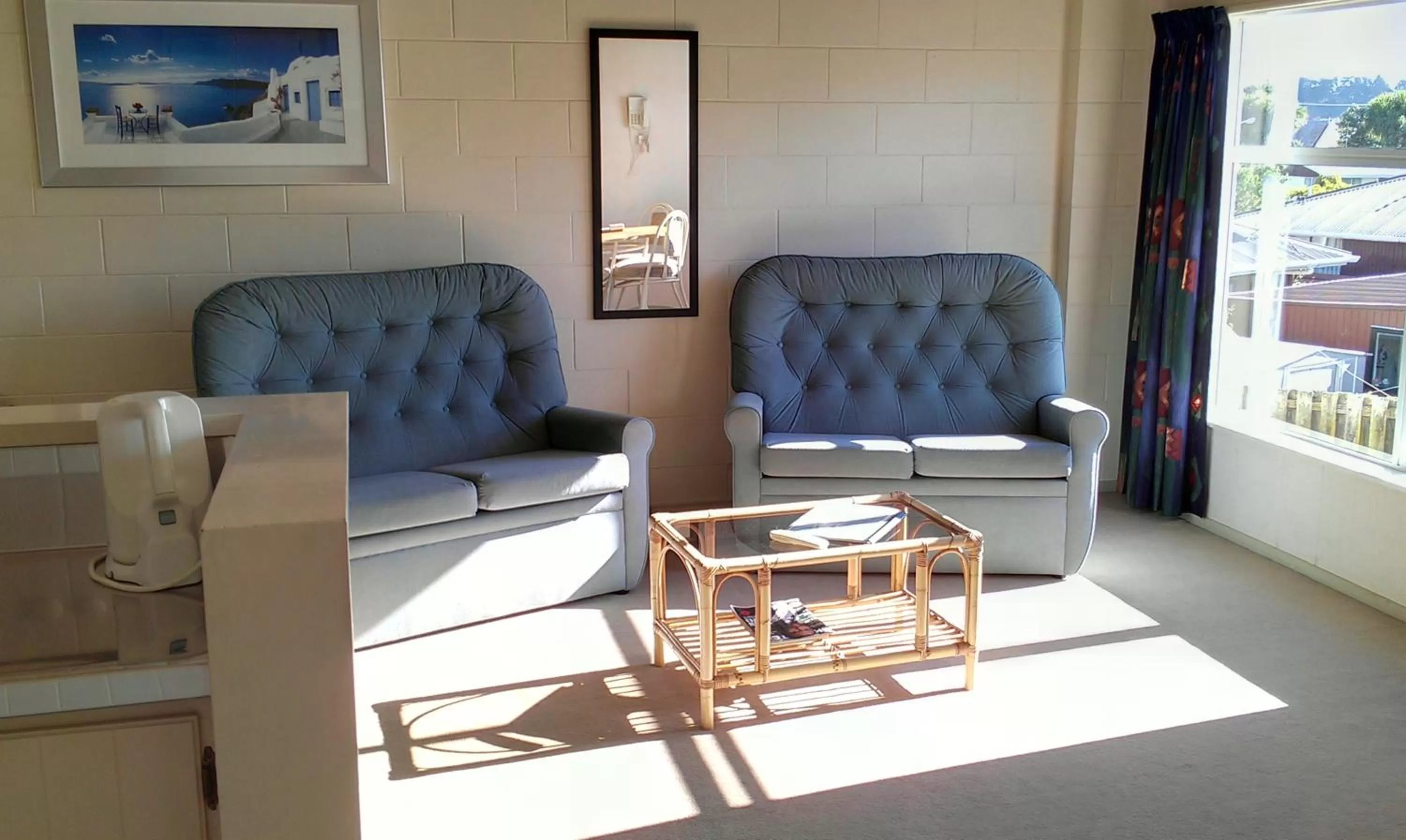 Living room in Riverview Motel