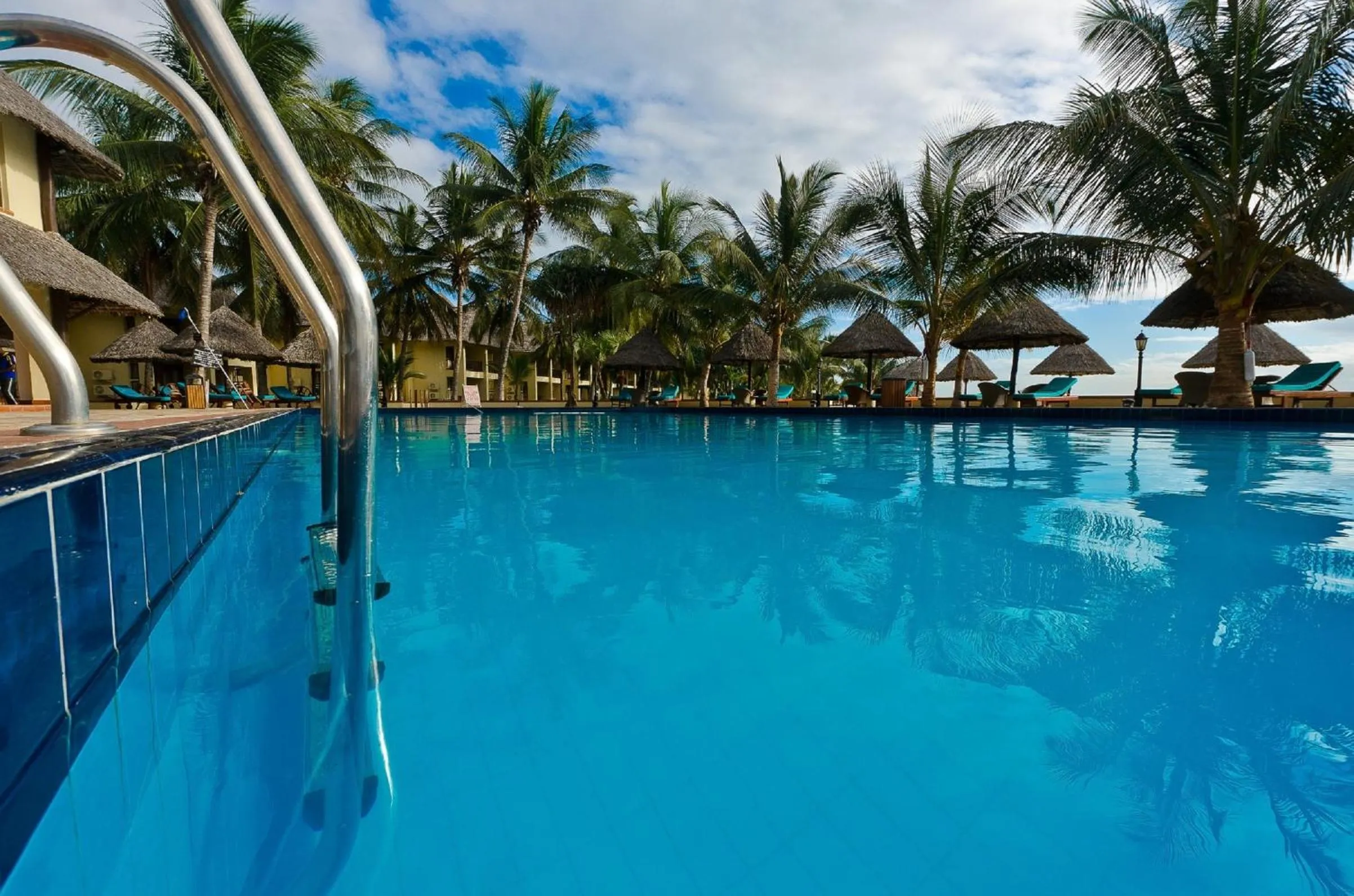 Swimming pool in White Sands Hotel