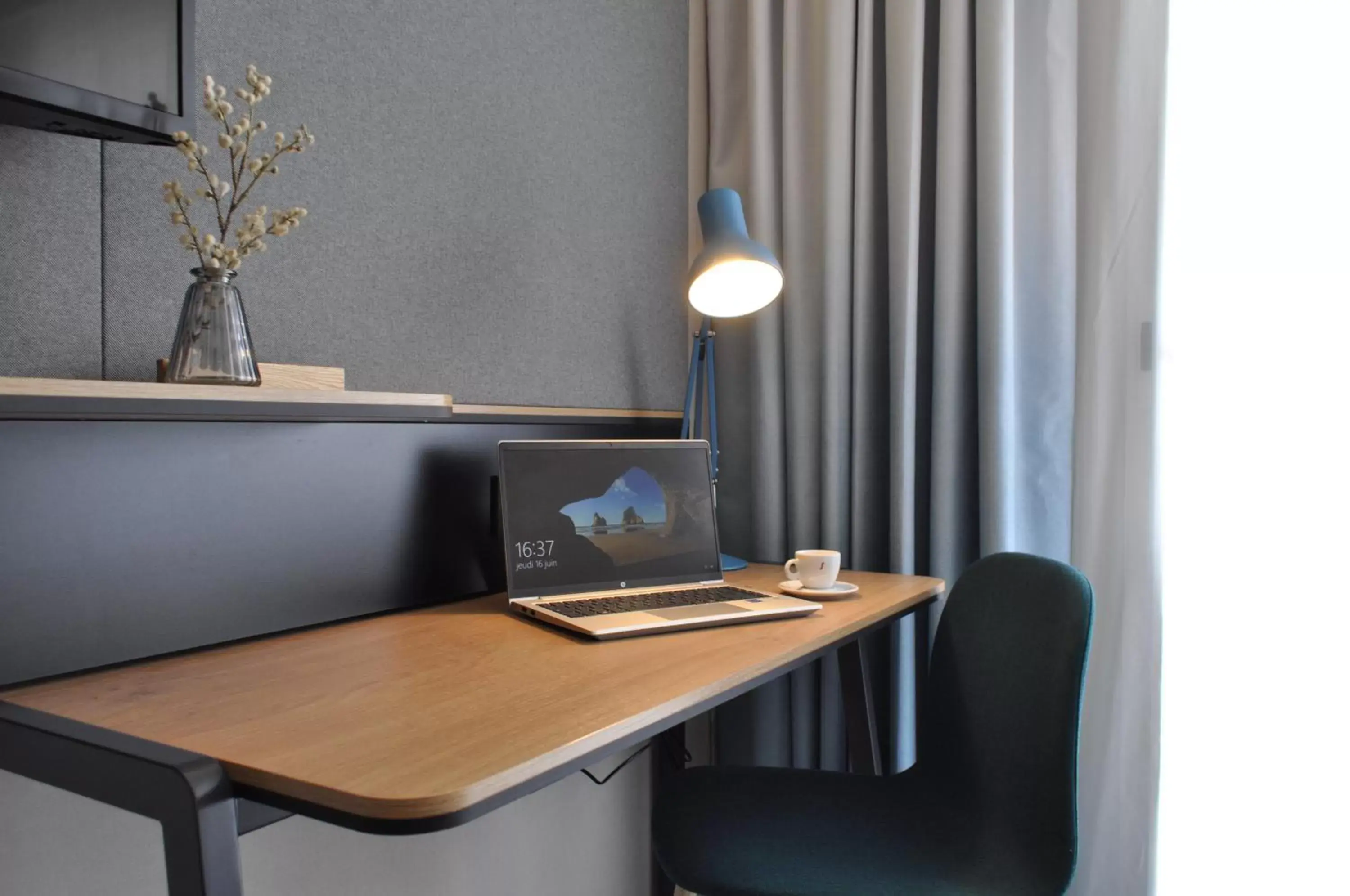 Seating area, TV/Entertainment Center in Holiday Inn - Bordeaux-Merignac, an IHG Hotel