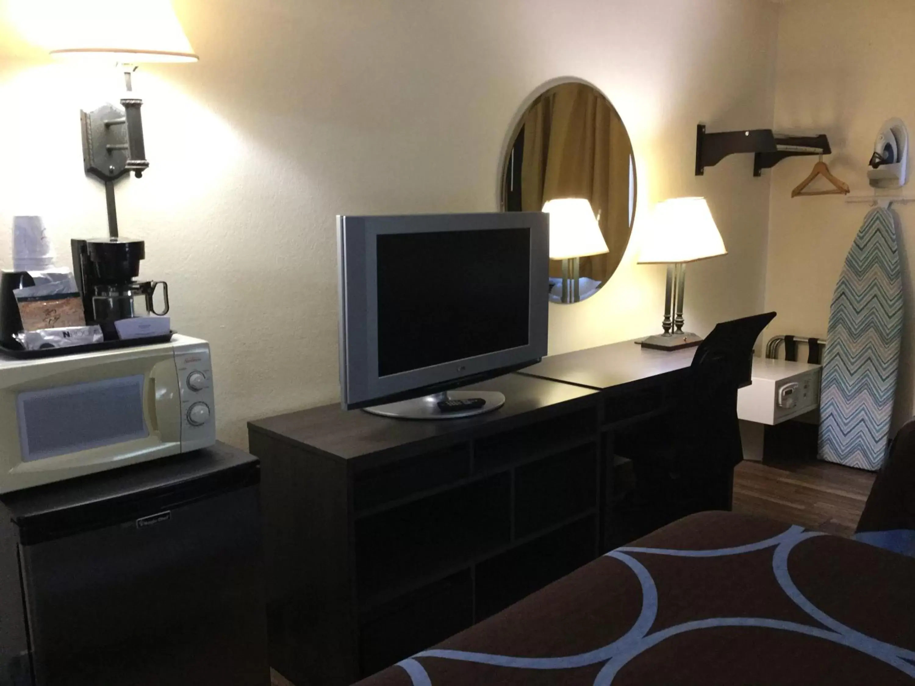 Bedroom, TV/Entertainment Center in Super 8 by Wyndham Clearwater/St. Petersburg Airport