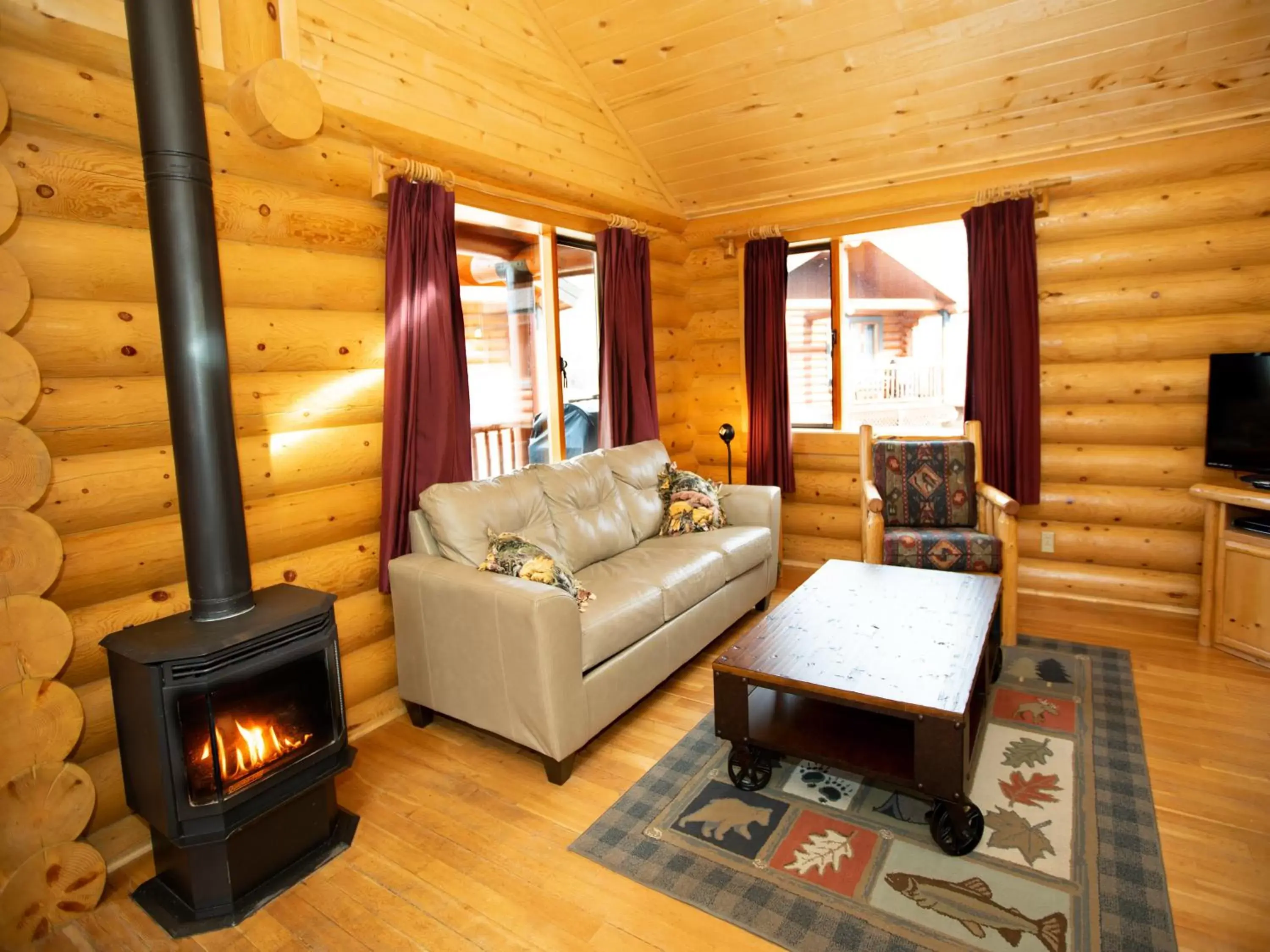 Living room, Seating Area in Beartooth Hideaway Inn & Cabins