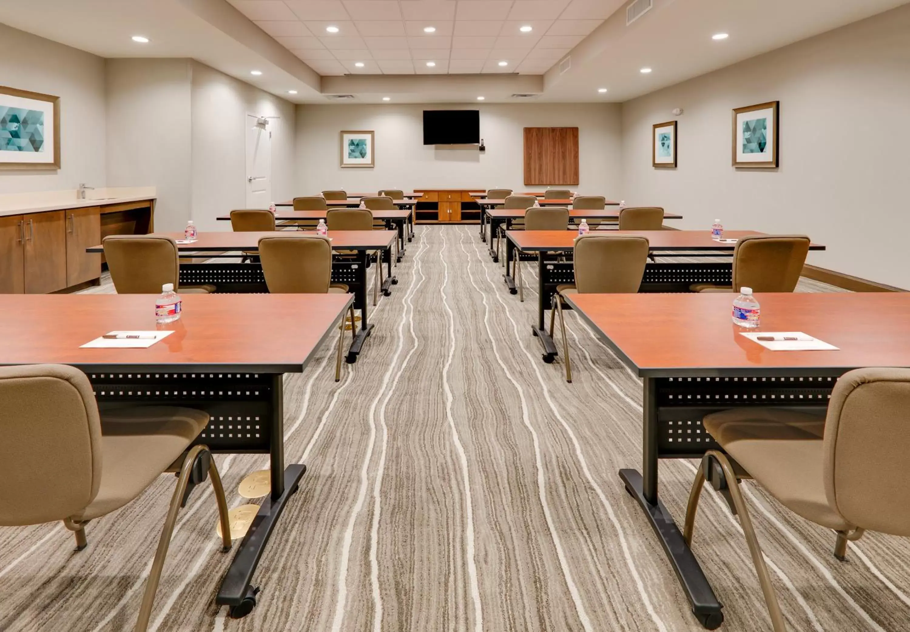 Meeting/conference room, Restaurant/Places to Eat in Staybridge Suites - Oklahoma City - Downtown, an IHG Hotel
