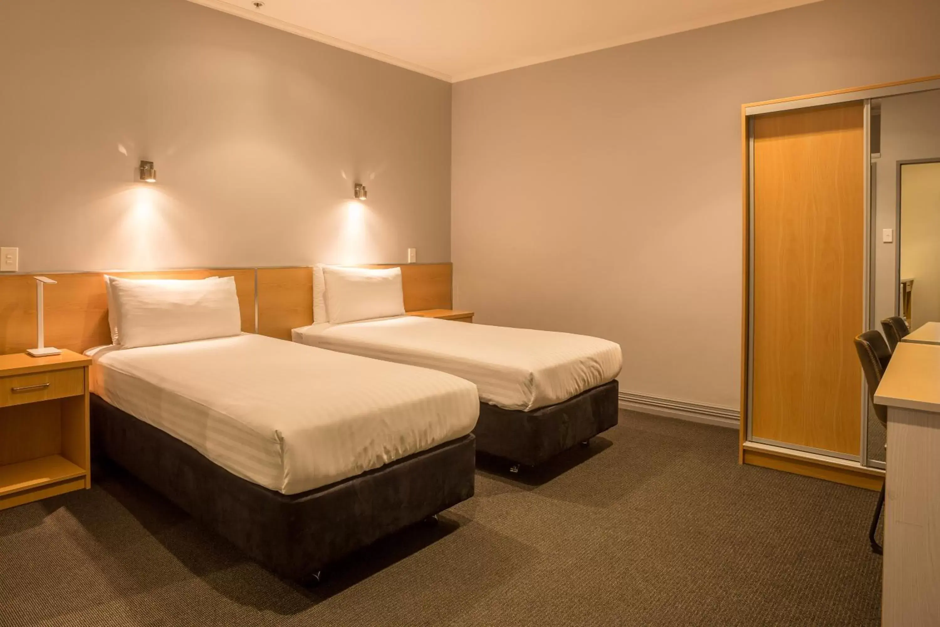 Bedroom, Bed in President Hotel Auckland