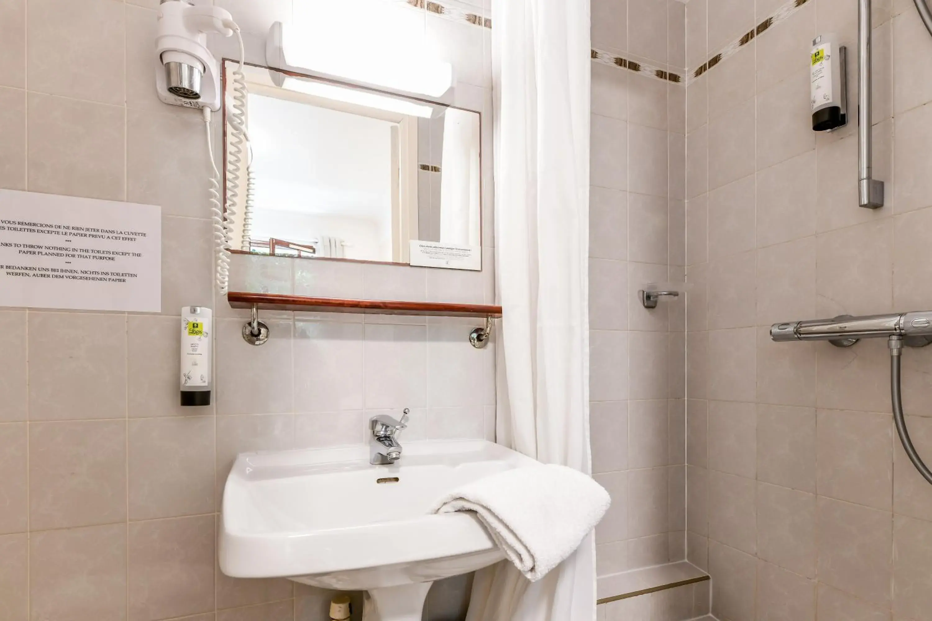 Bathroom in Hotel Val Flores