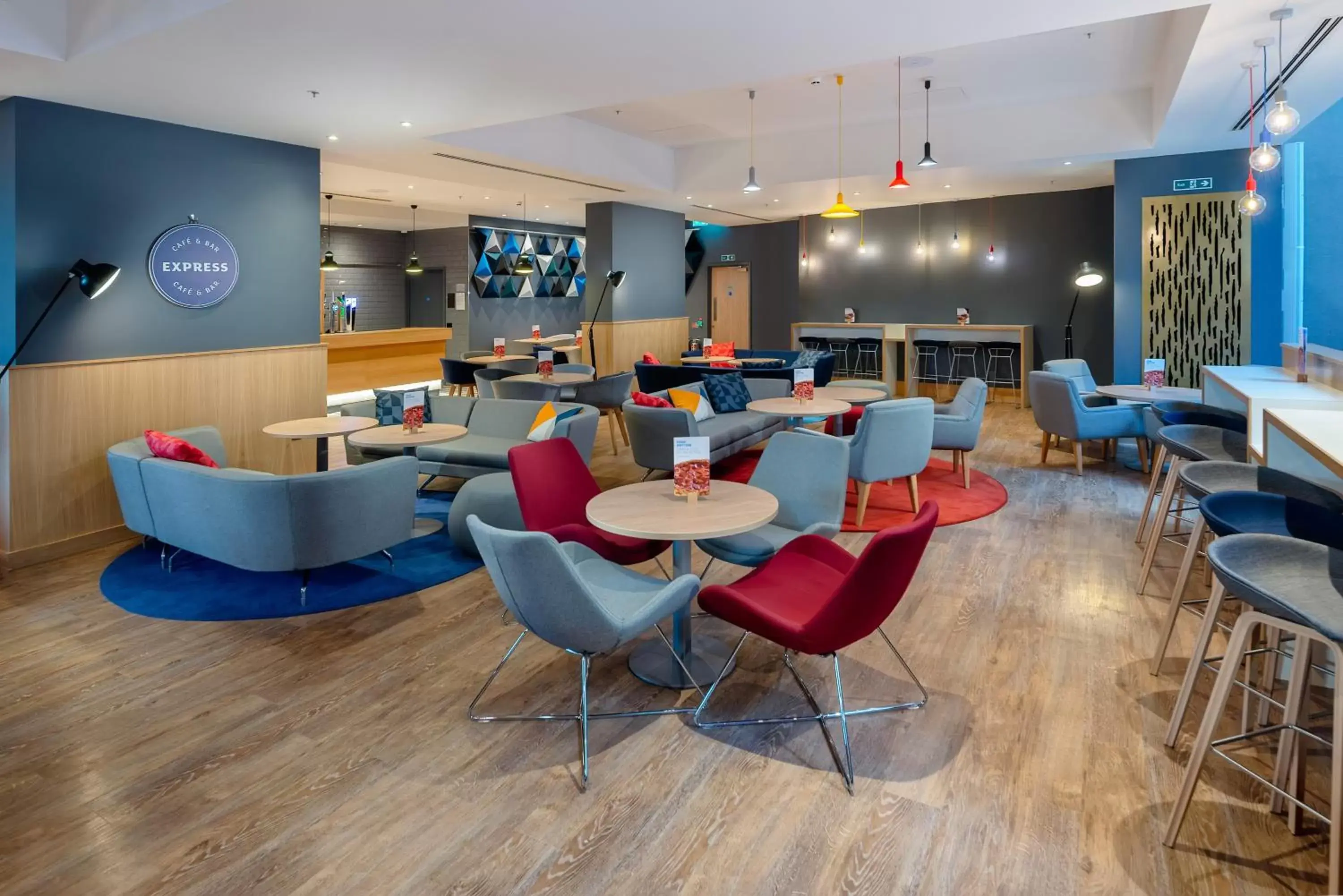 Restaurant/places to eat, Lounge/Bar in Holiday Inn Express - London Heathrow T4, an IHG Hotel