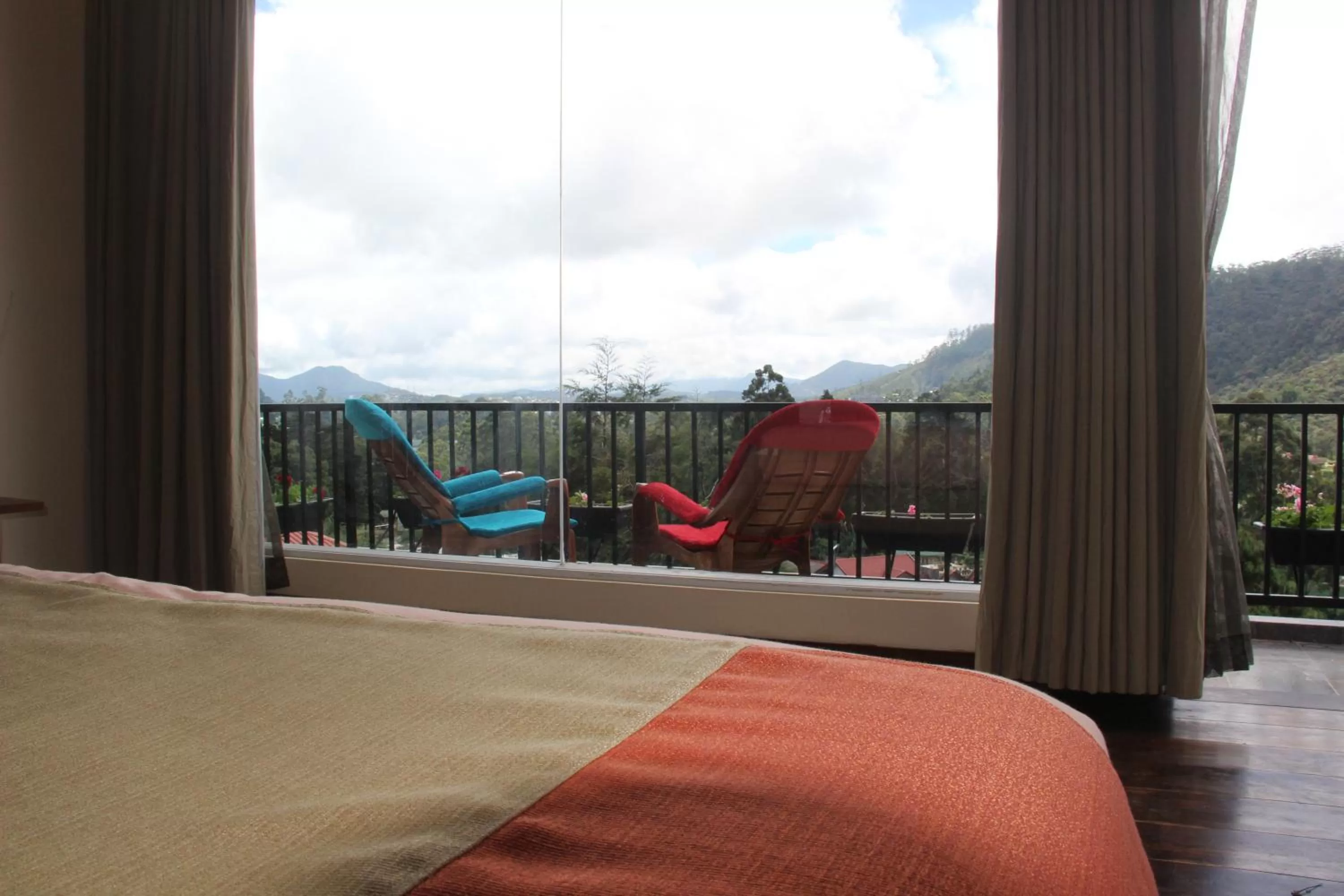 Photo of the whole room, Bed in Pigeons Nest