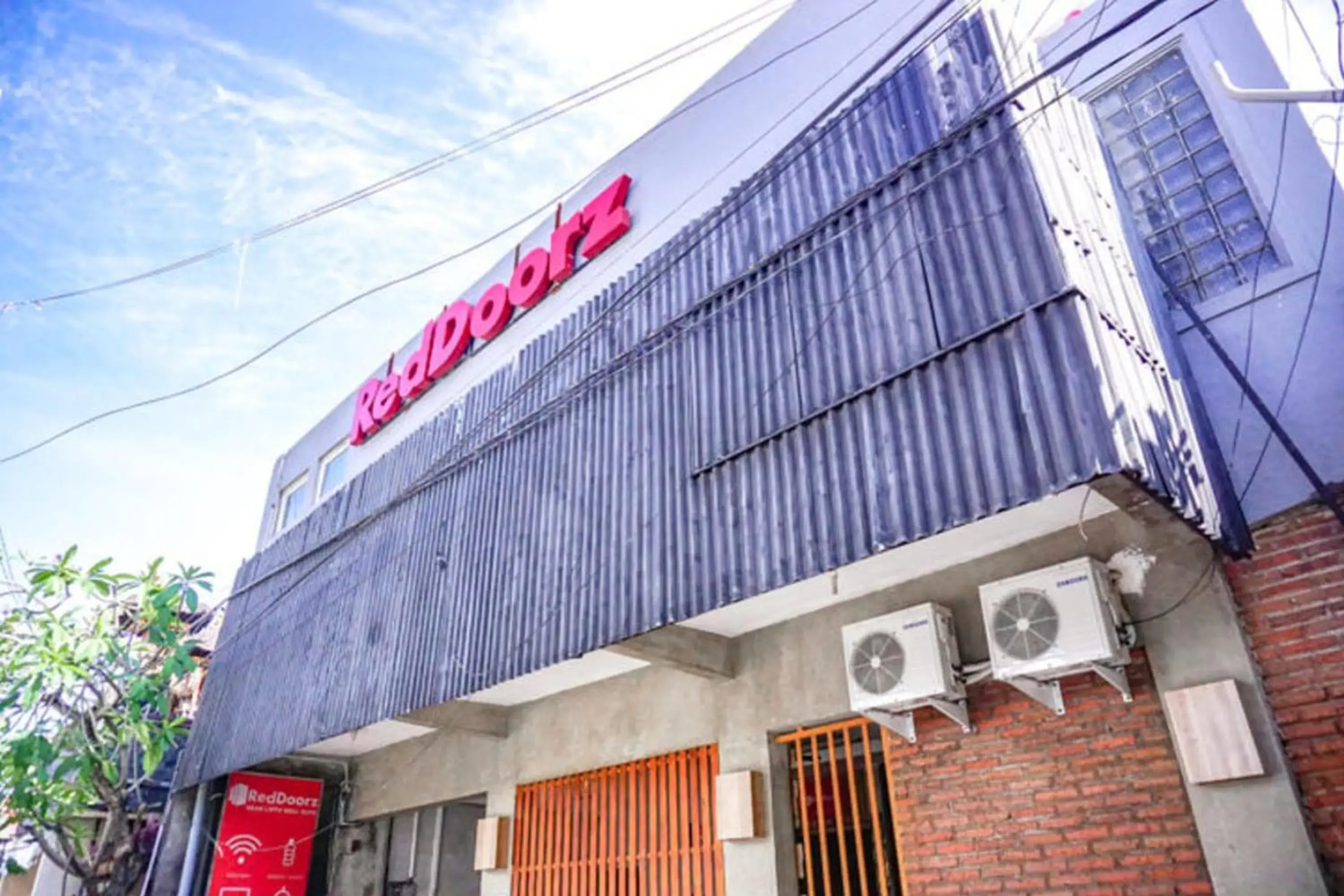 Property Building in RedDoorz Hostel near Lippo Mall Kuta