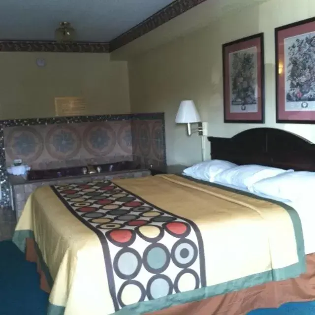 Spa and wellness centre/facilities, Bed in Super 8 by Wyndham Piedmont Greenville Area