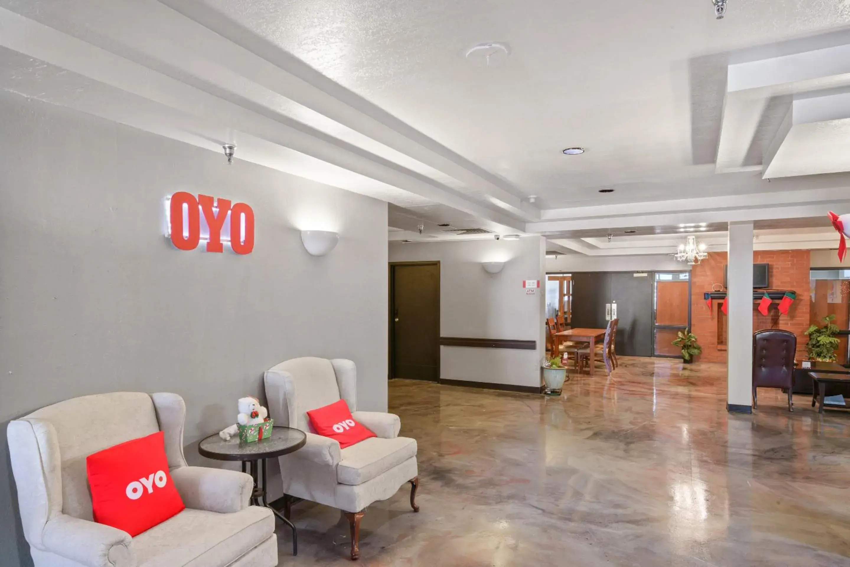 Seating area in OYO Hotel Edmond - University of Central Oklahoma