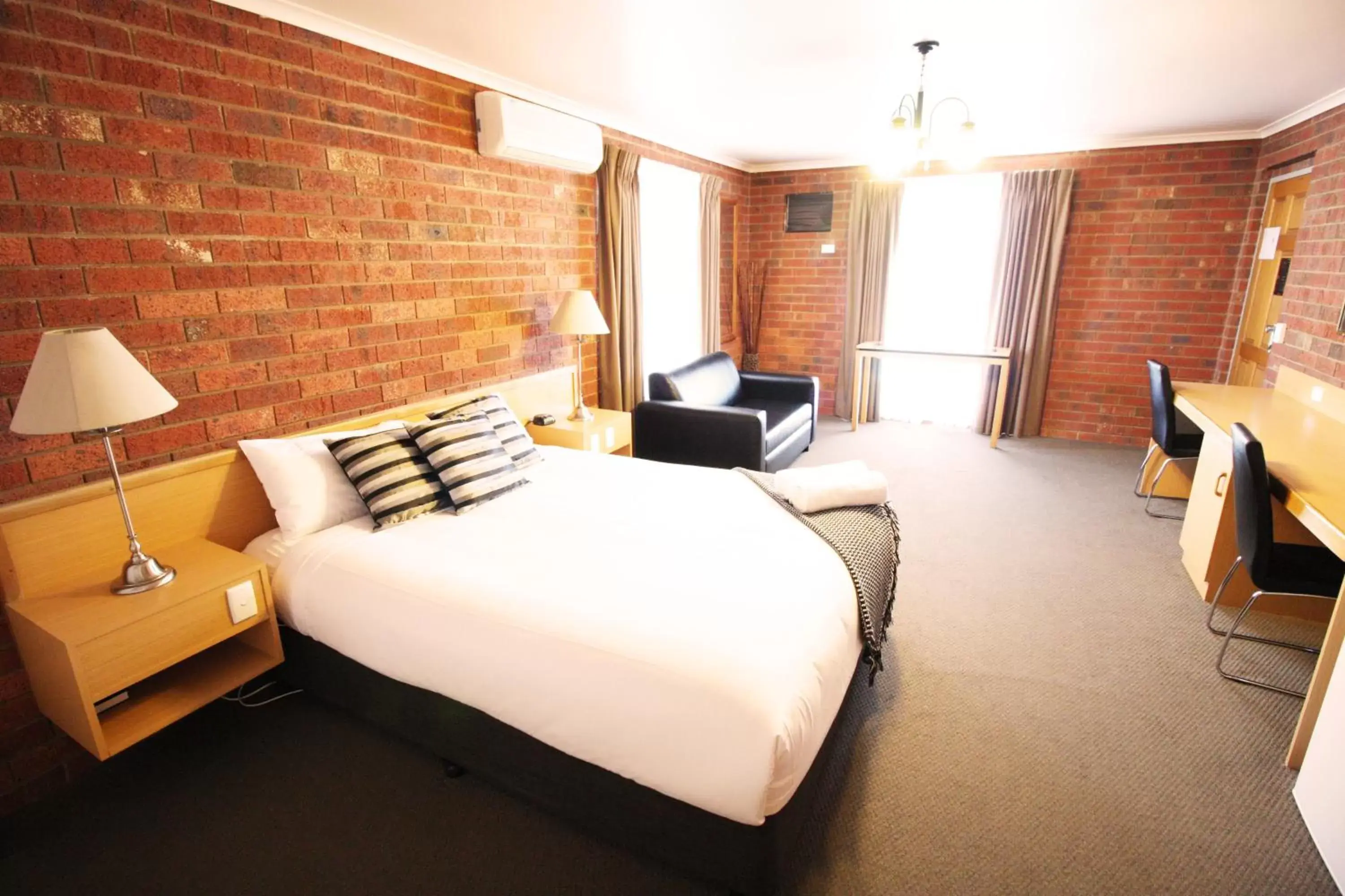 Bedroom, Bed in Pevensey Motor Lodge