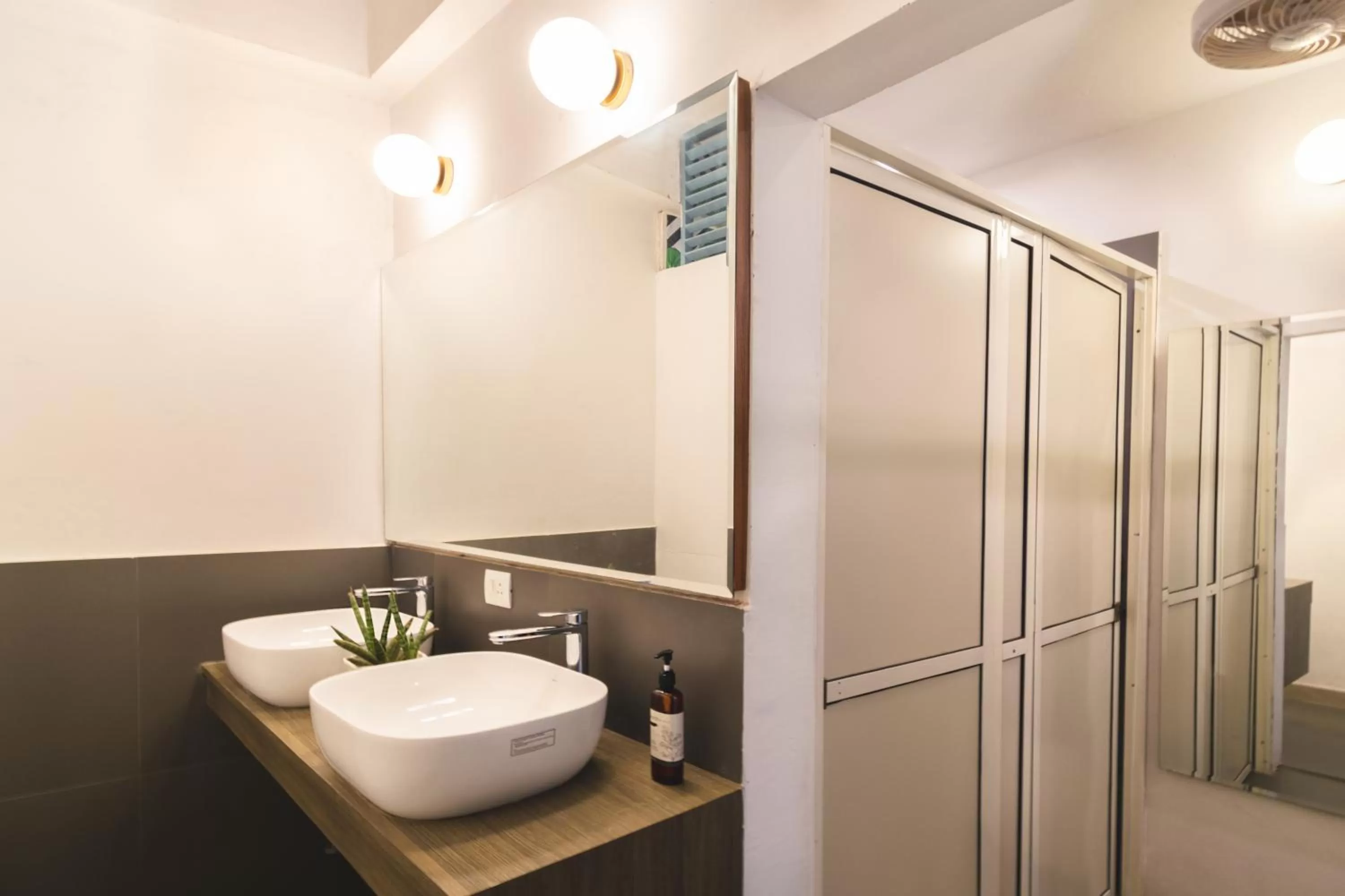 Bathroom in Minimalist Poshtel & Suites