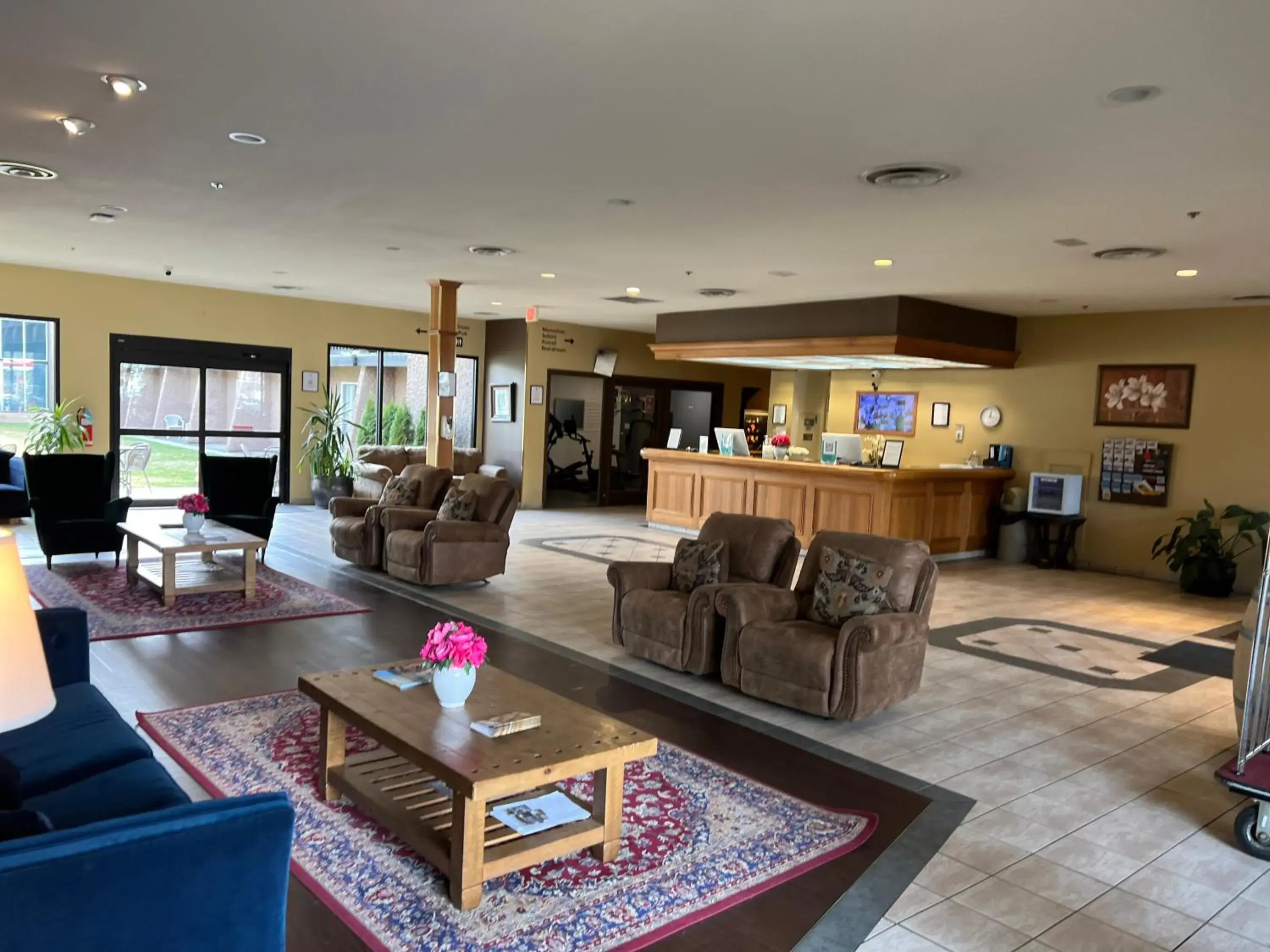 Seating area, Lobby/Reception in DIVYA SUTRA Riviera Plaza and Conference Centre, Vernon, BC