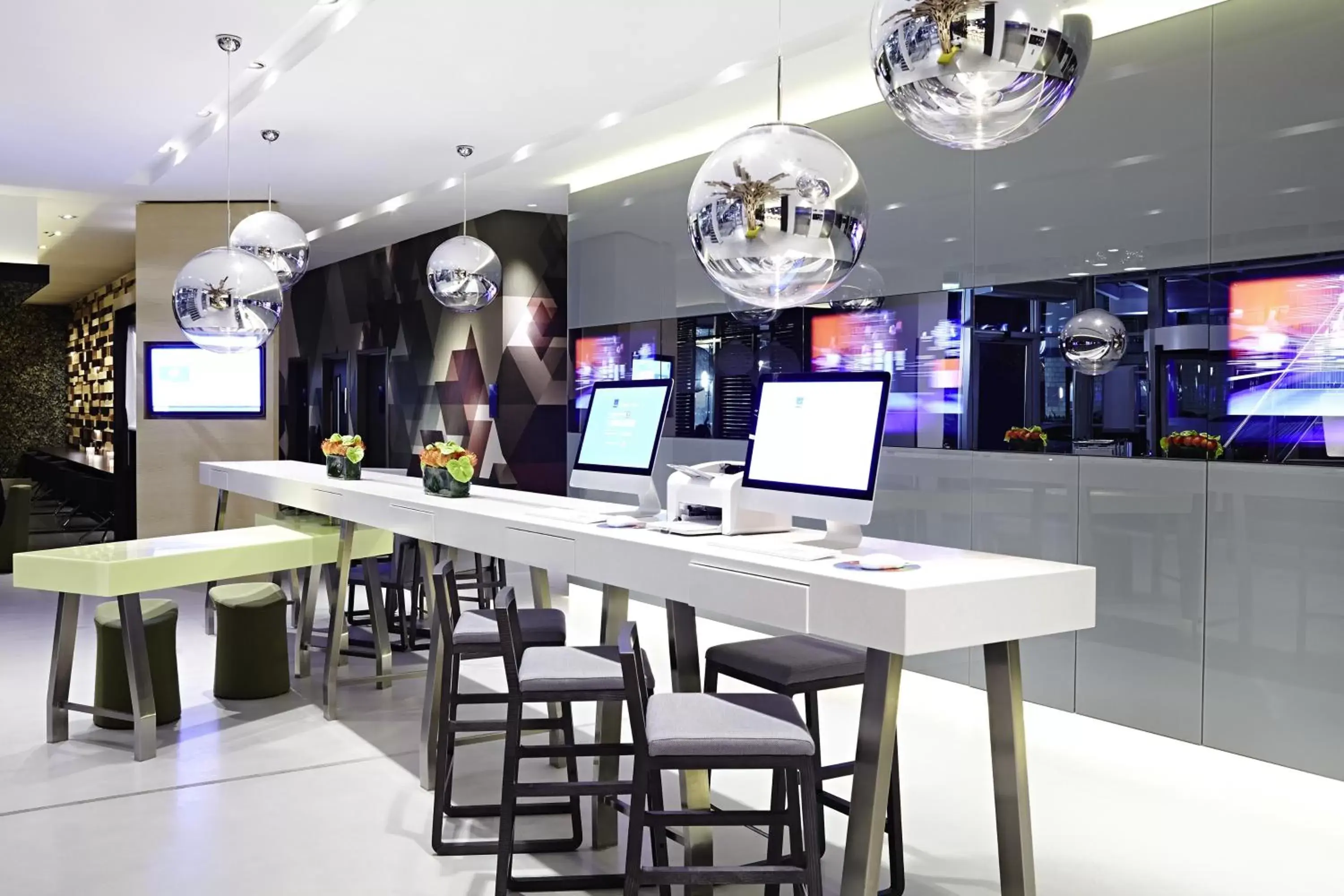 Business facilities, Lounge/Bar in Novotel London Brentford