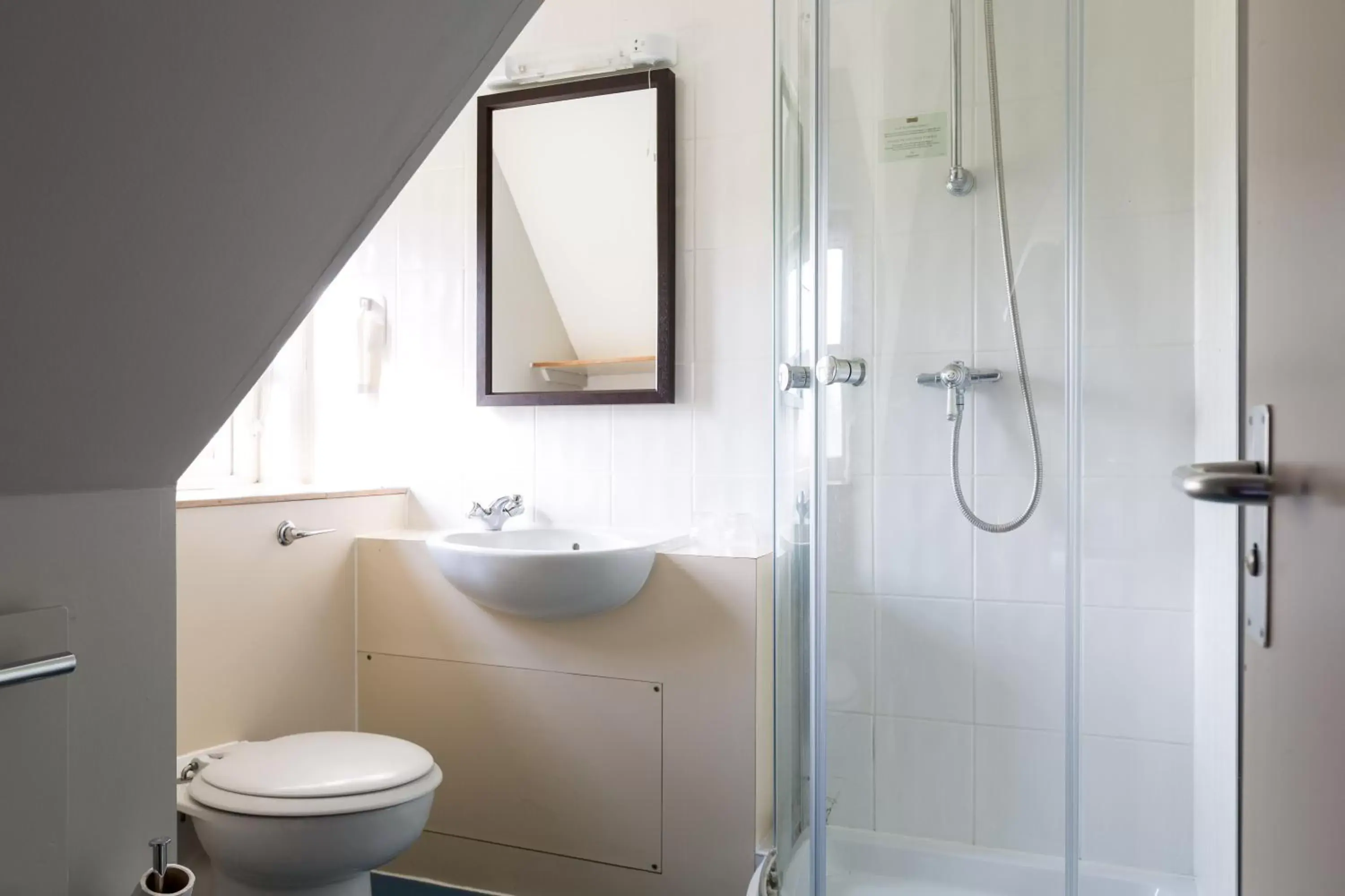 Bathroom in White Hart by Chef & Brewer Collection