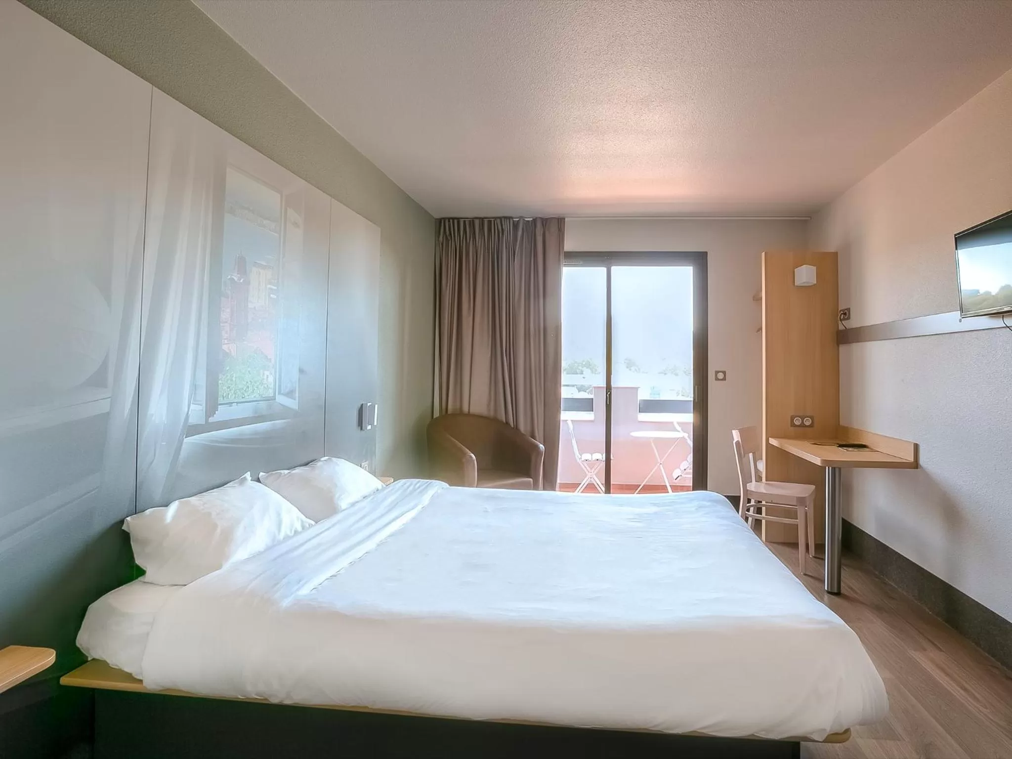 Bedroom, Bed in B&B HOTEL Villeneuve Loubet Village