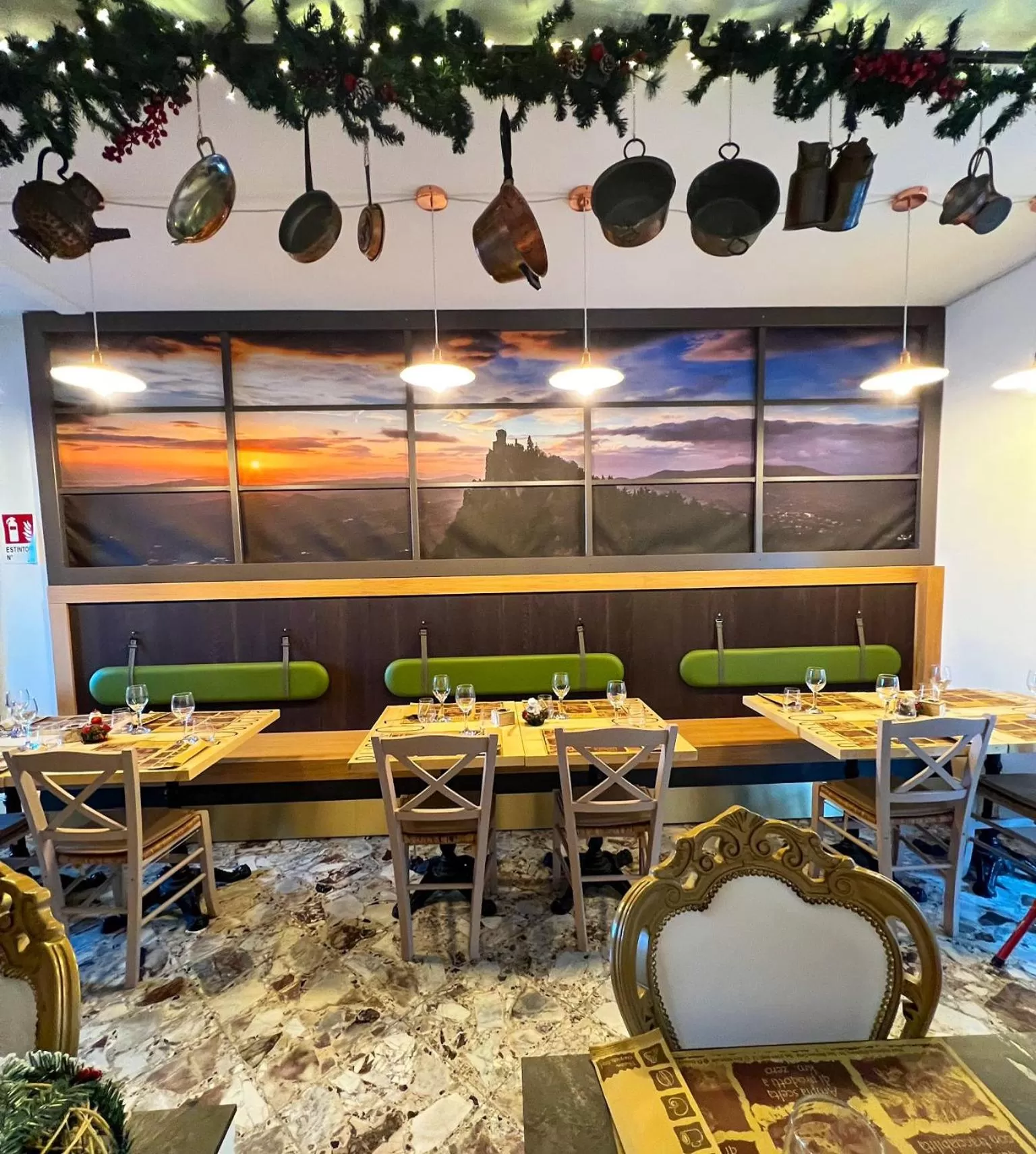 Restaurant/places to eat in Rainbow Hotel Depandance Joli