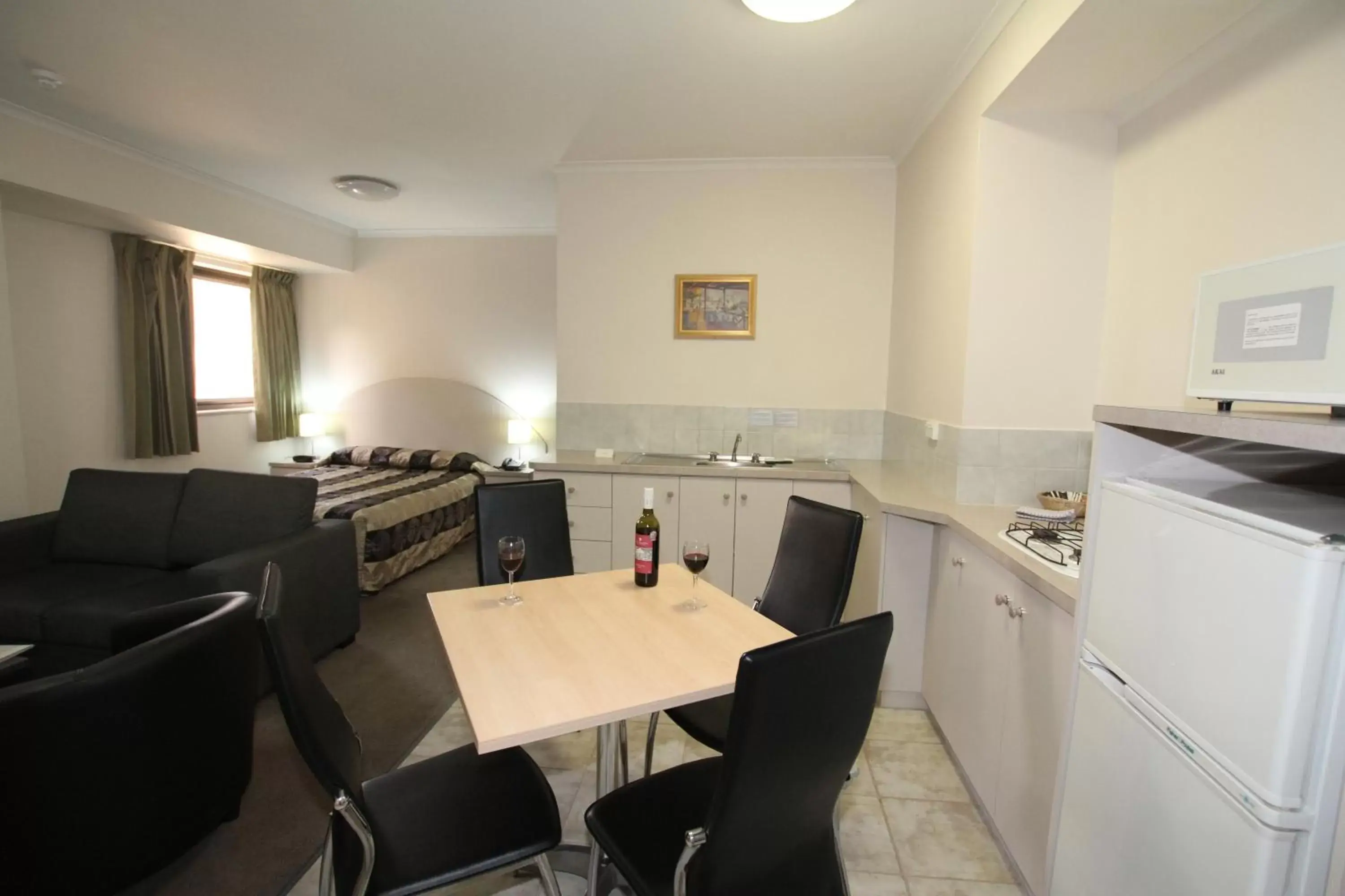 Photo of the whole room, Kitchen/Kitchenette in Comfort Inn & Suites Goodearth Perth